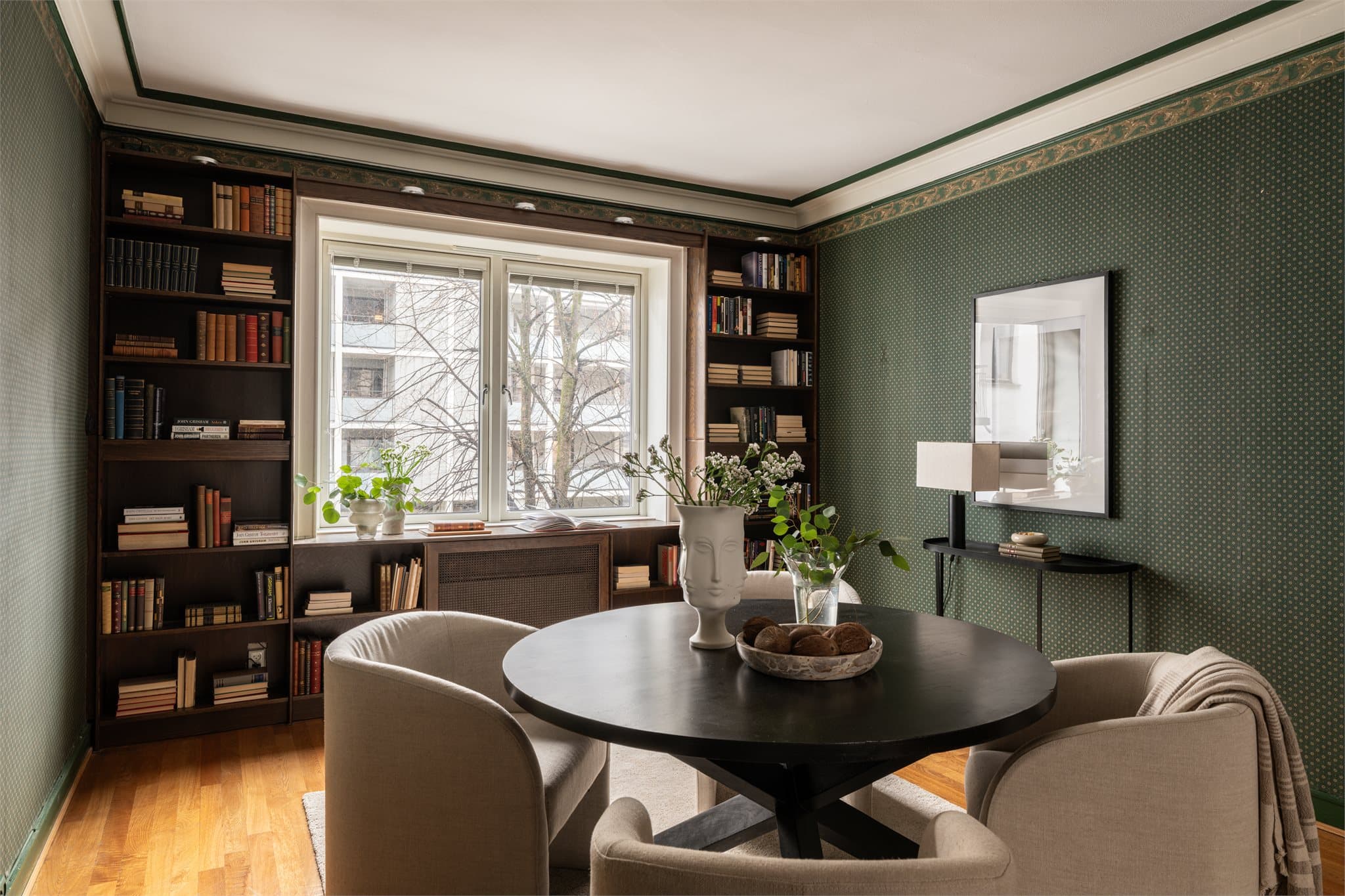 Vinduet i spisestuen gir godt med naturlig lys og fremhever de klassiske detaljene i rommet.