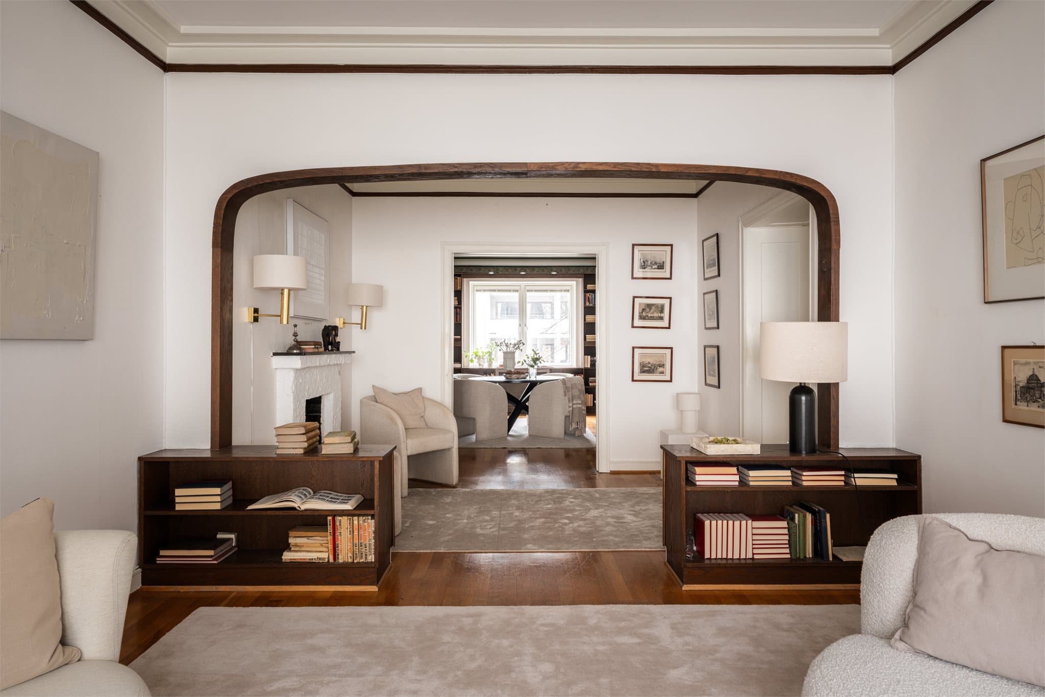 Den brede åpningen mellom rommene bidrar til en luftig og gjennomgående planløsning.