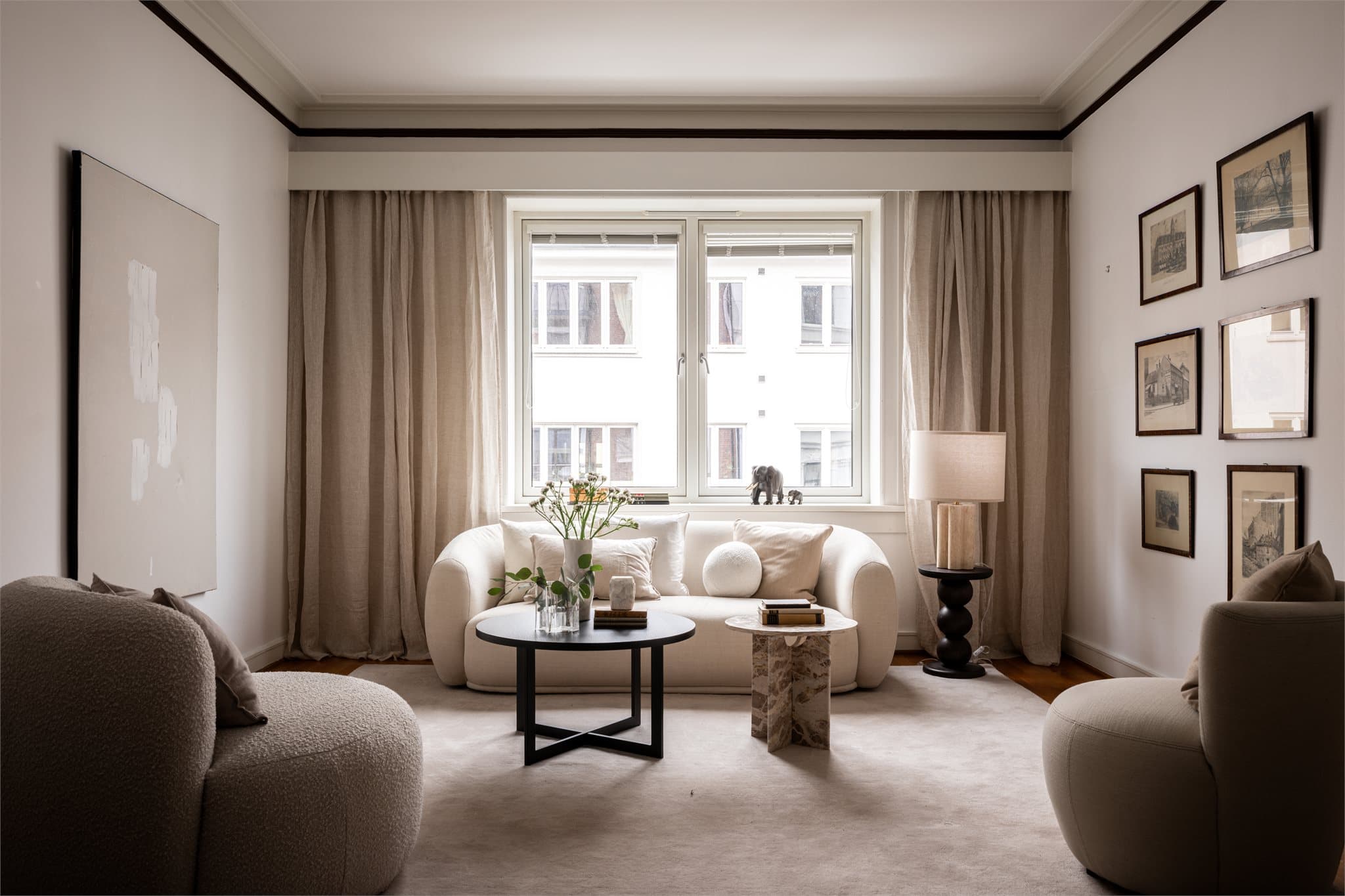 Leiligheten oppleves som svært romslig med god takhøyde og store stuer som gir en luftig og åpen romfølelse.