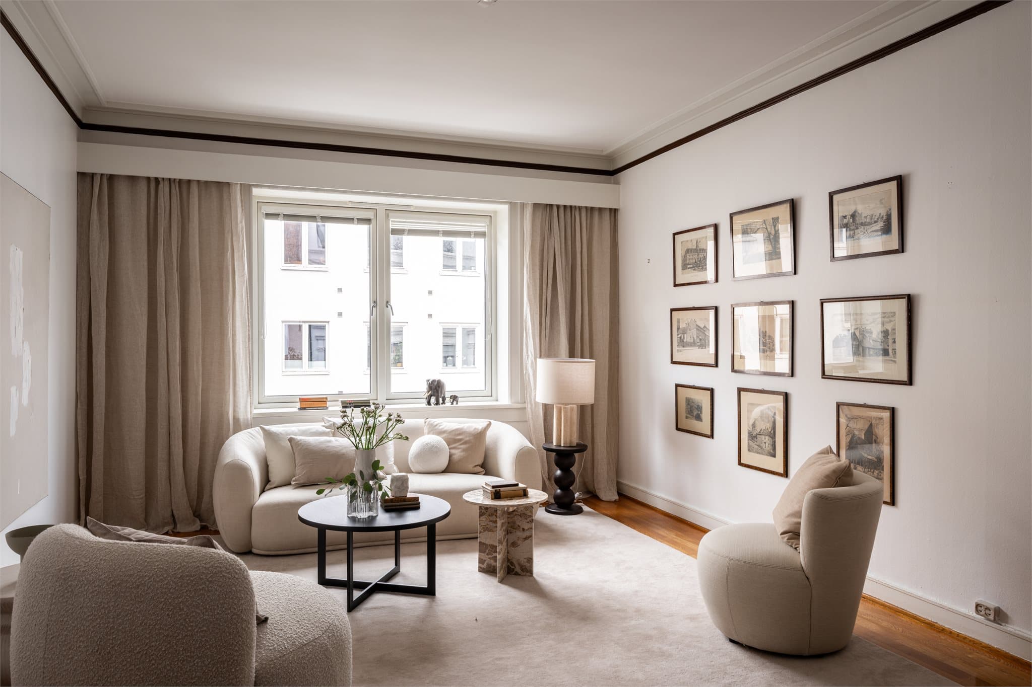 Stuen har flere flotte klassiske detaljer.