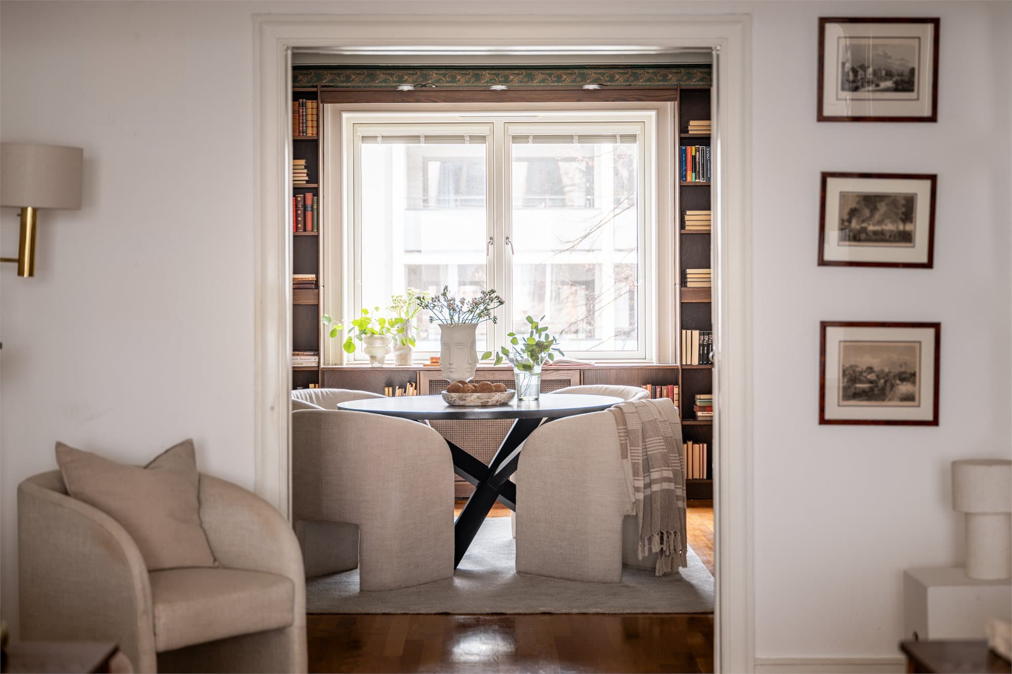 Fra stuen er det videre forbindelse til spisestuen, noe som gir gode sosiale soner i boligen.