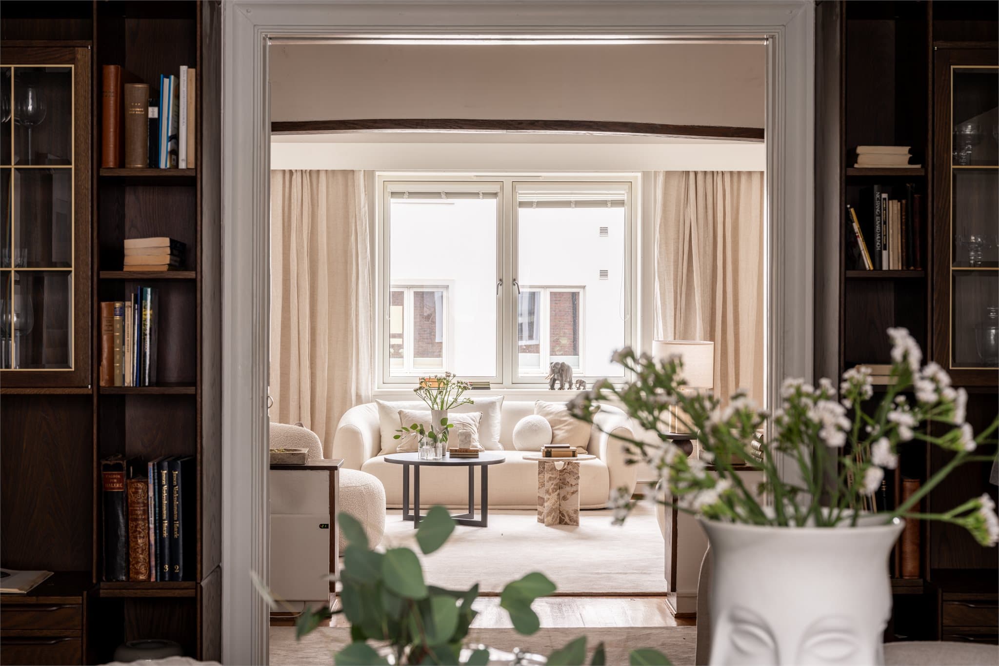 Leiligheten har flere kvaliteter som god takhøyde og store vindusflater som gir godt lysinnslipp, samt mange lekre klassiske detaljer, peis og gode romstørrelser.