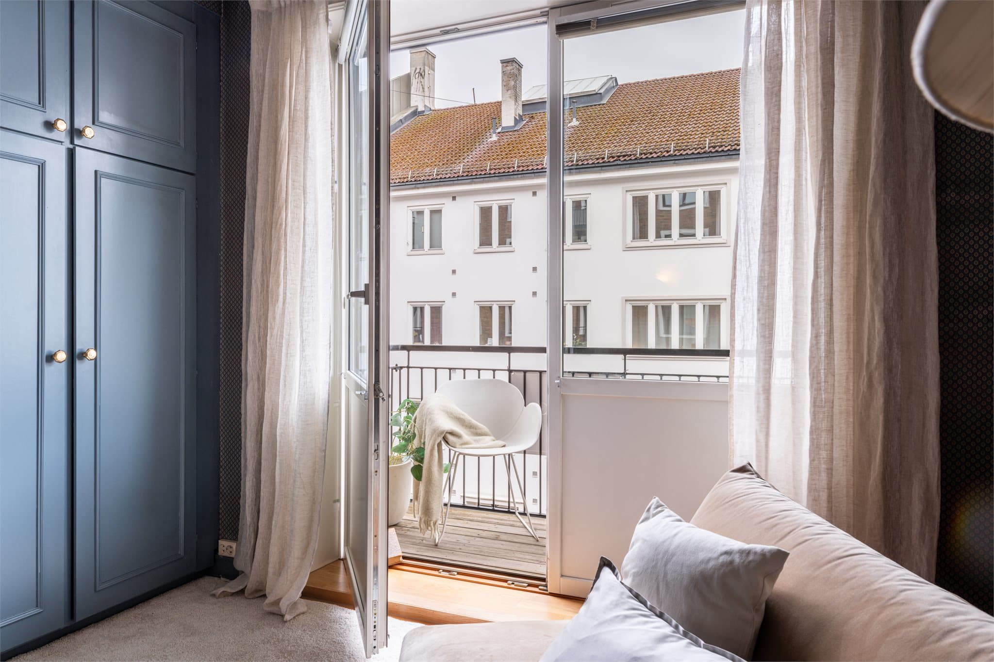 Fra rommet er det utgang til balkong.