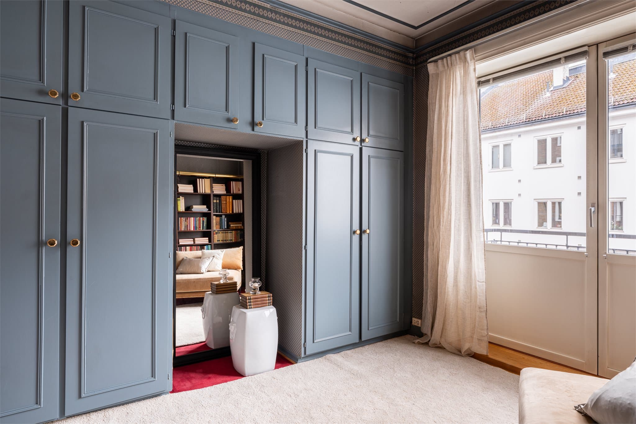 Rommet har gode oppbevaringsløsninger med integrerte skap.