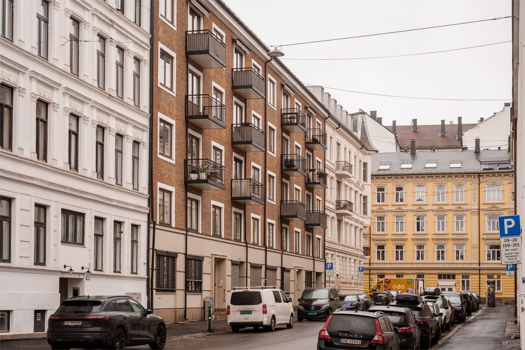 Eiendommen ligger i et attraktivt område med klassisk bygårdsbebyggelse.
