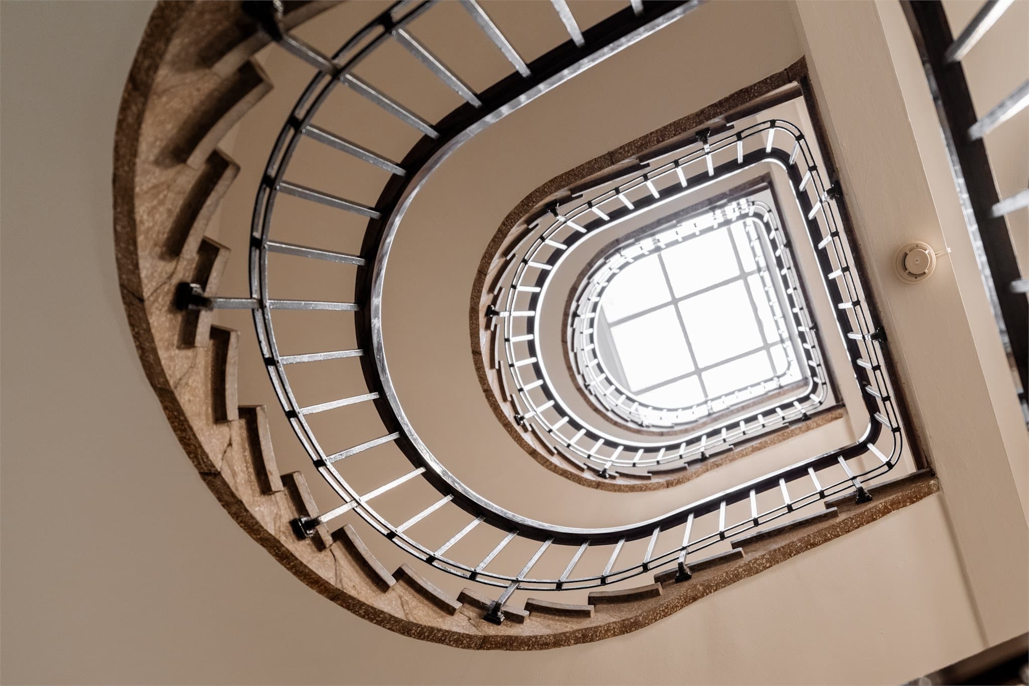 Velholdt og klassisk trappeoppgang i bygården.