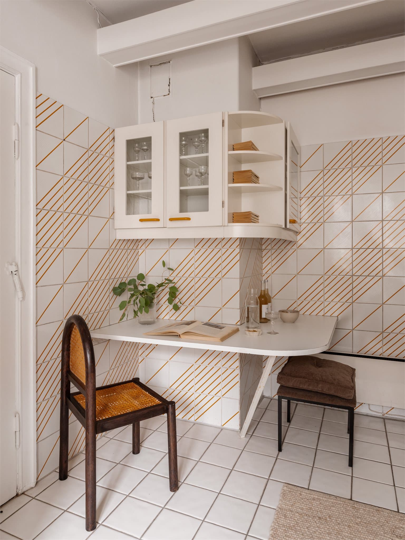 Rommet har en praktisk planløsning og gode muligheter for å etablere et moderne kjøkken etter egne ønsker.