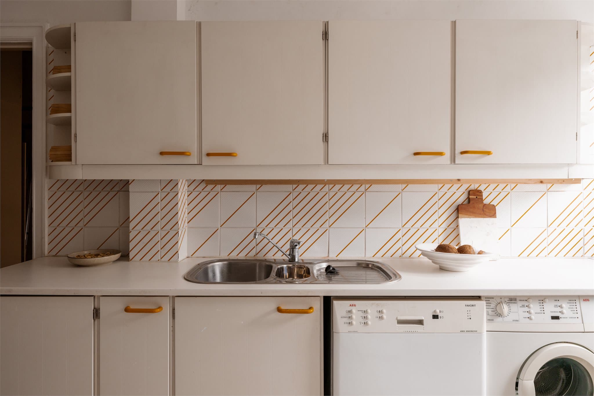 Kjøkkenet fremstår i hovedsak av eldre dato og har moderniseringsbehov.