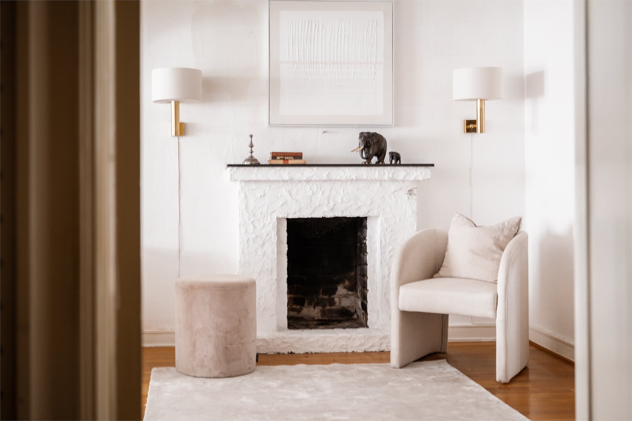 Flott klassisk peis som bidrar til rommets karakter og atmosfære.