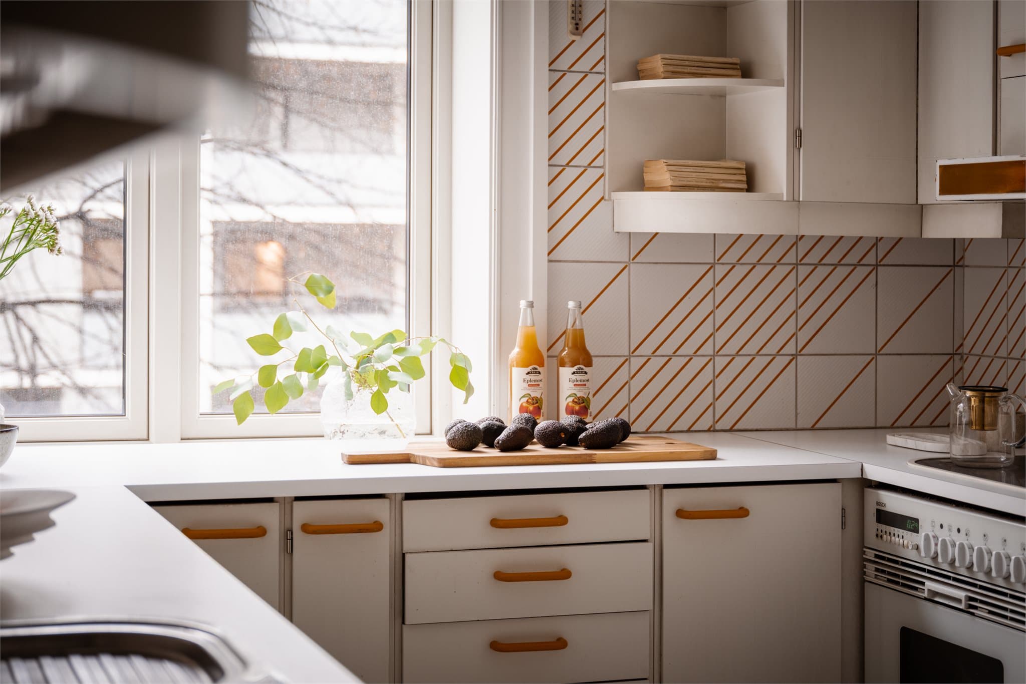 Kjøkkenet er vendt mot bakgården og ligger rolig til i boligen.