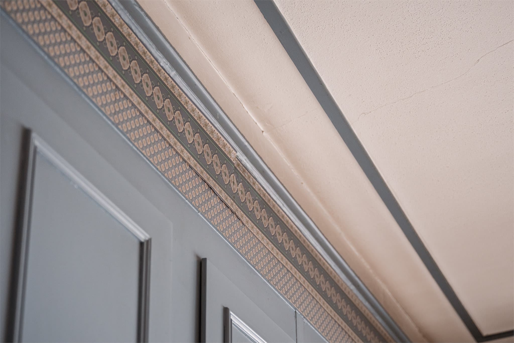 Her finner du også klassiske detaljer som er gjennomgående i boligen.