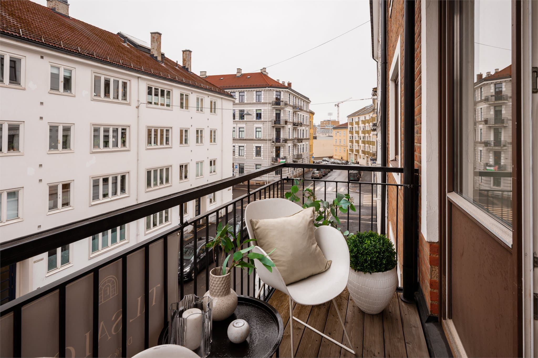 Hyggelig uteplass med plass til møblering.