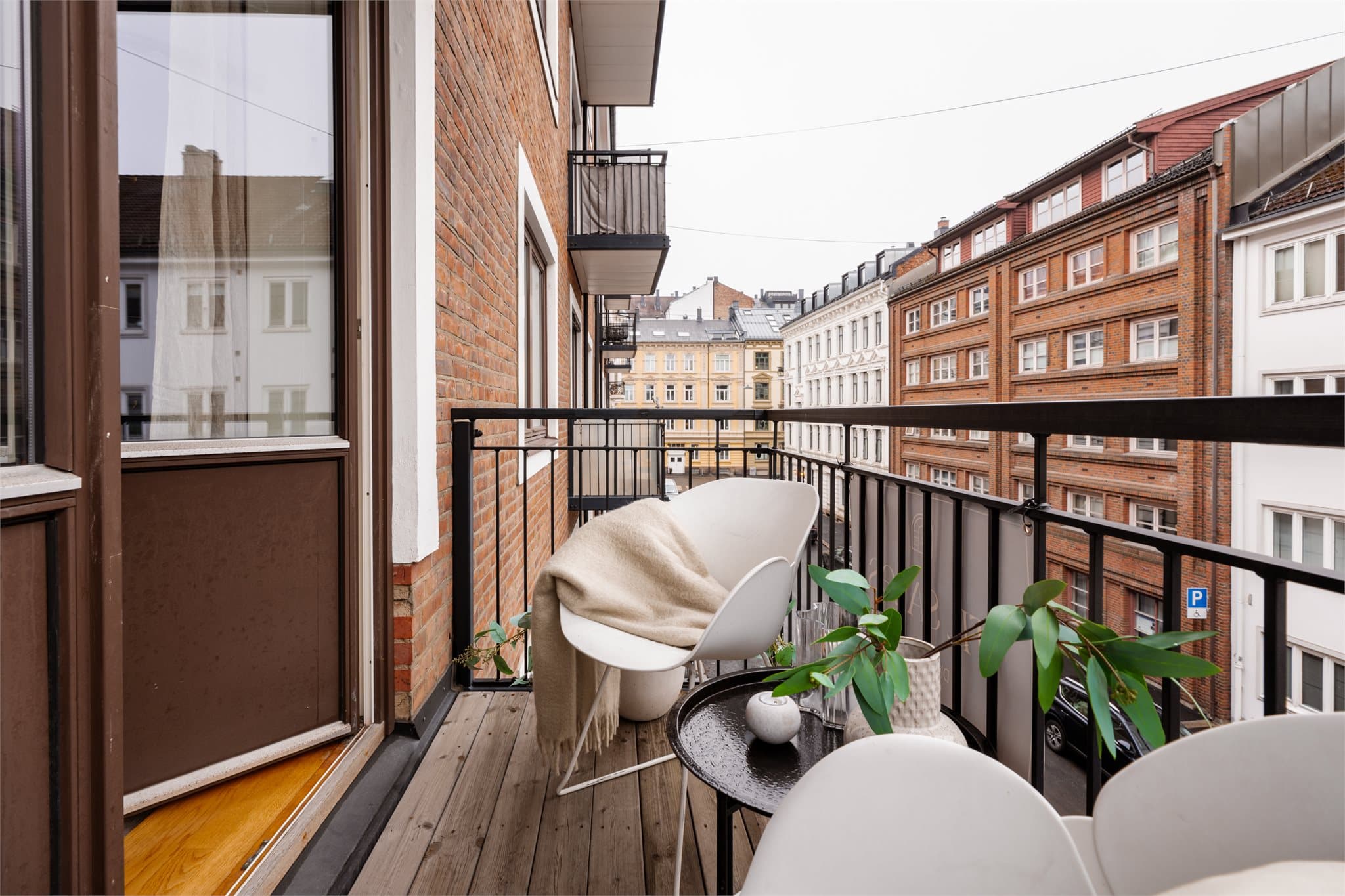 Balkongen gir utsyn mot nærområdets klassiske bygårdsbebyggelse.