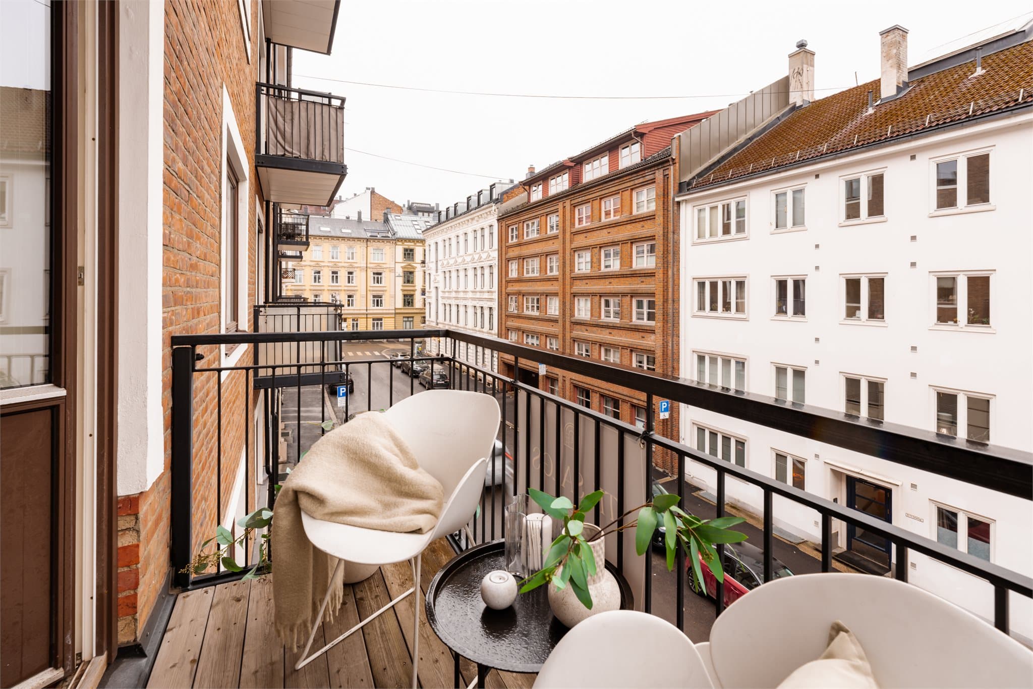 Utgang til balkong med plass til sittegruppe – et hyggelig uteområde med utsyn mot rolig bygårdsbebyggelse.