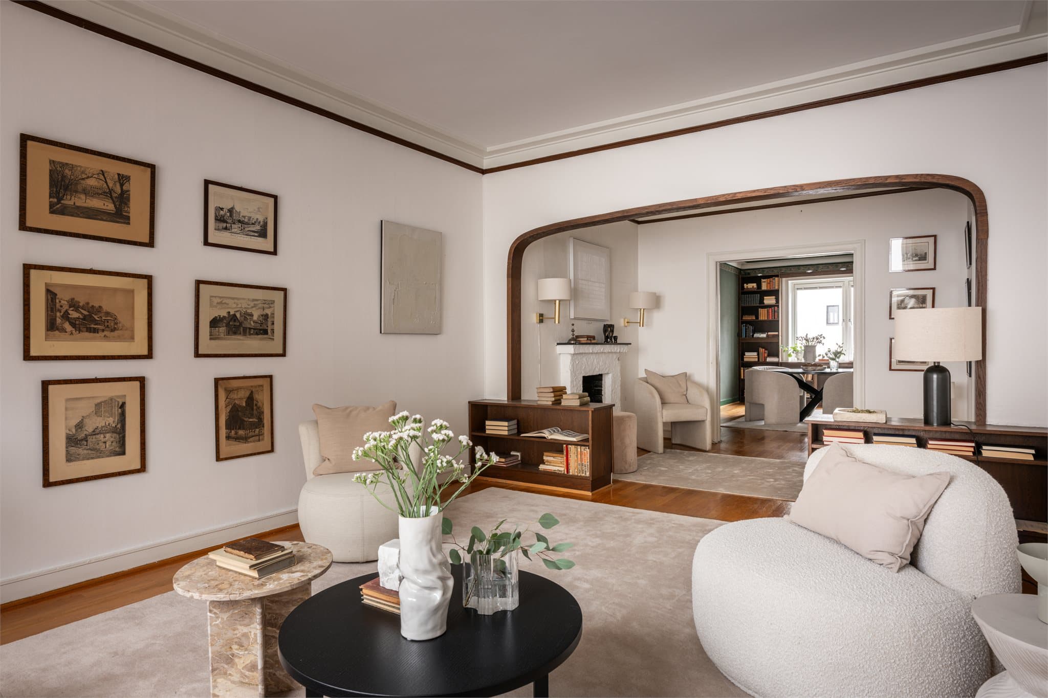 Fra stuen er det åpen forbindelse videre inn i leiligheten, som bidrar til en luftig og gjennomgående planløsning.