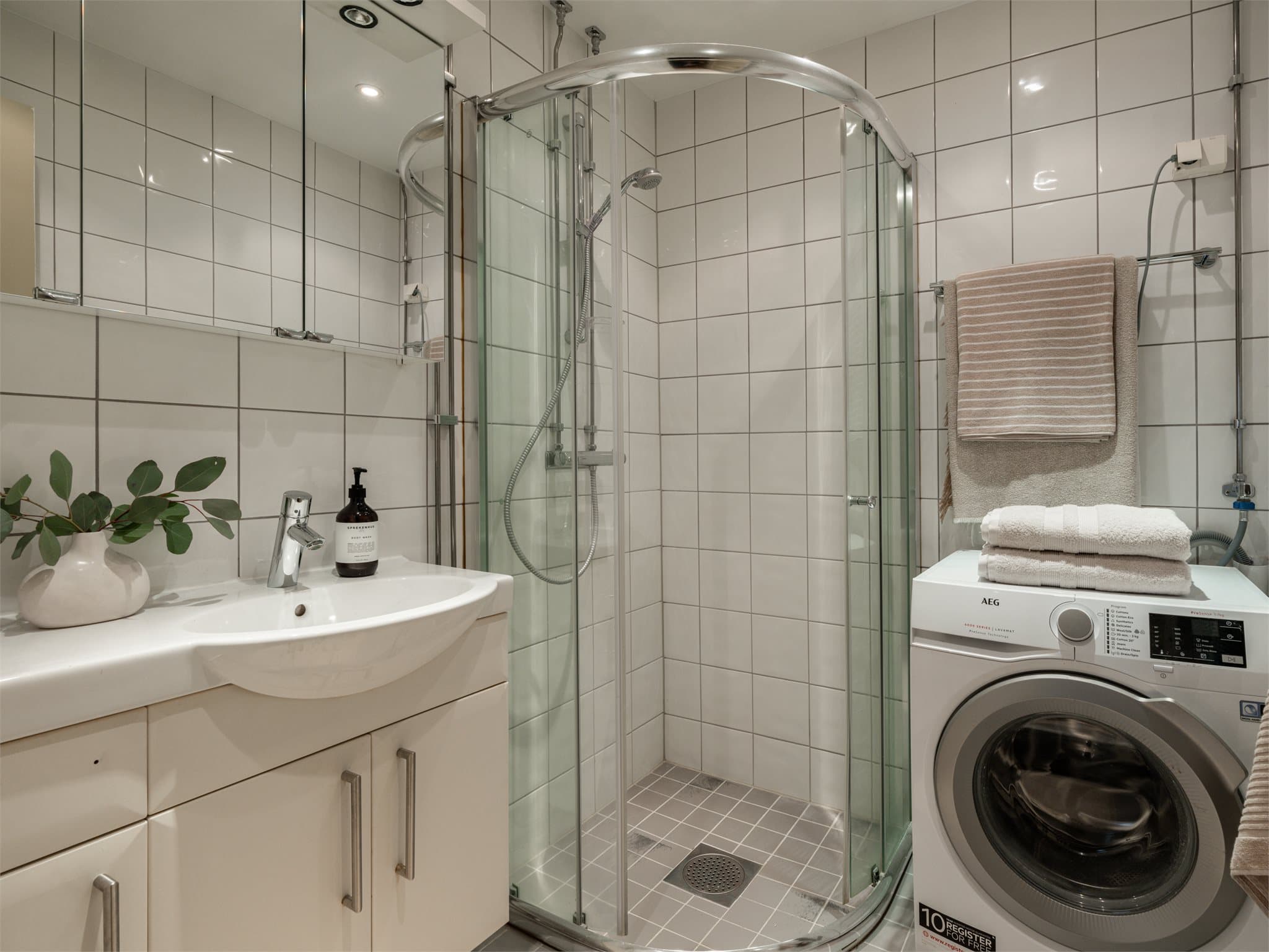 Bad og toalettrom ble rehabilitert i regi av aksjelaget i 2010 i forbindelse med utskifting av rørinstallasjoner i bygningen.