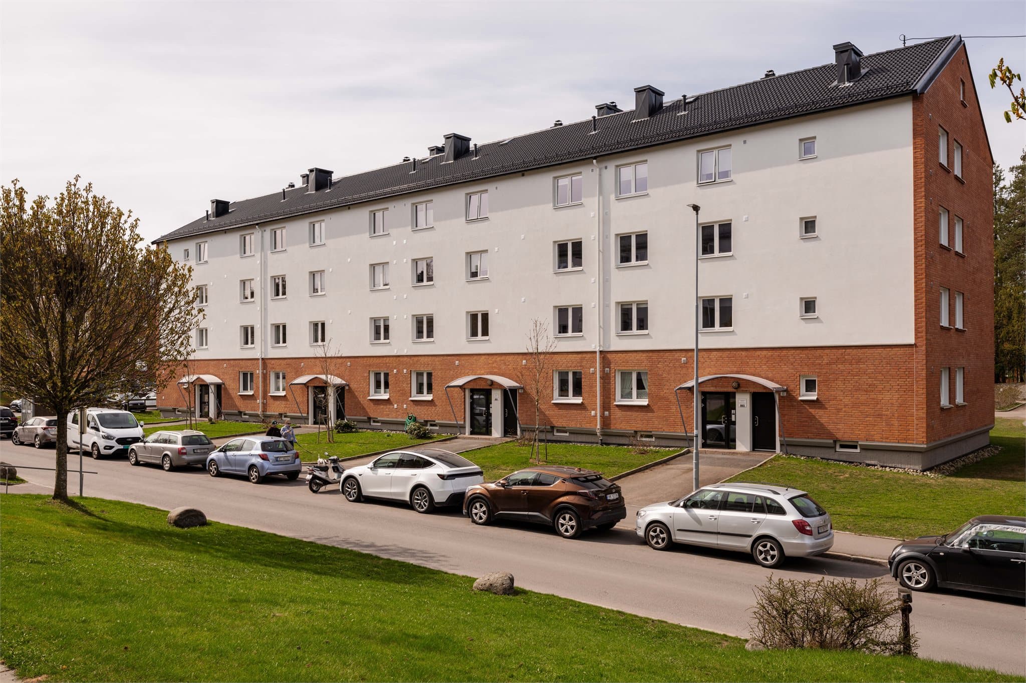 Leiligheten ligger i et rolig og familievennlig borettslag på Lambertseter, med store grøntområder og kort vei til servicetilbud.