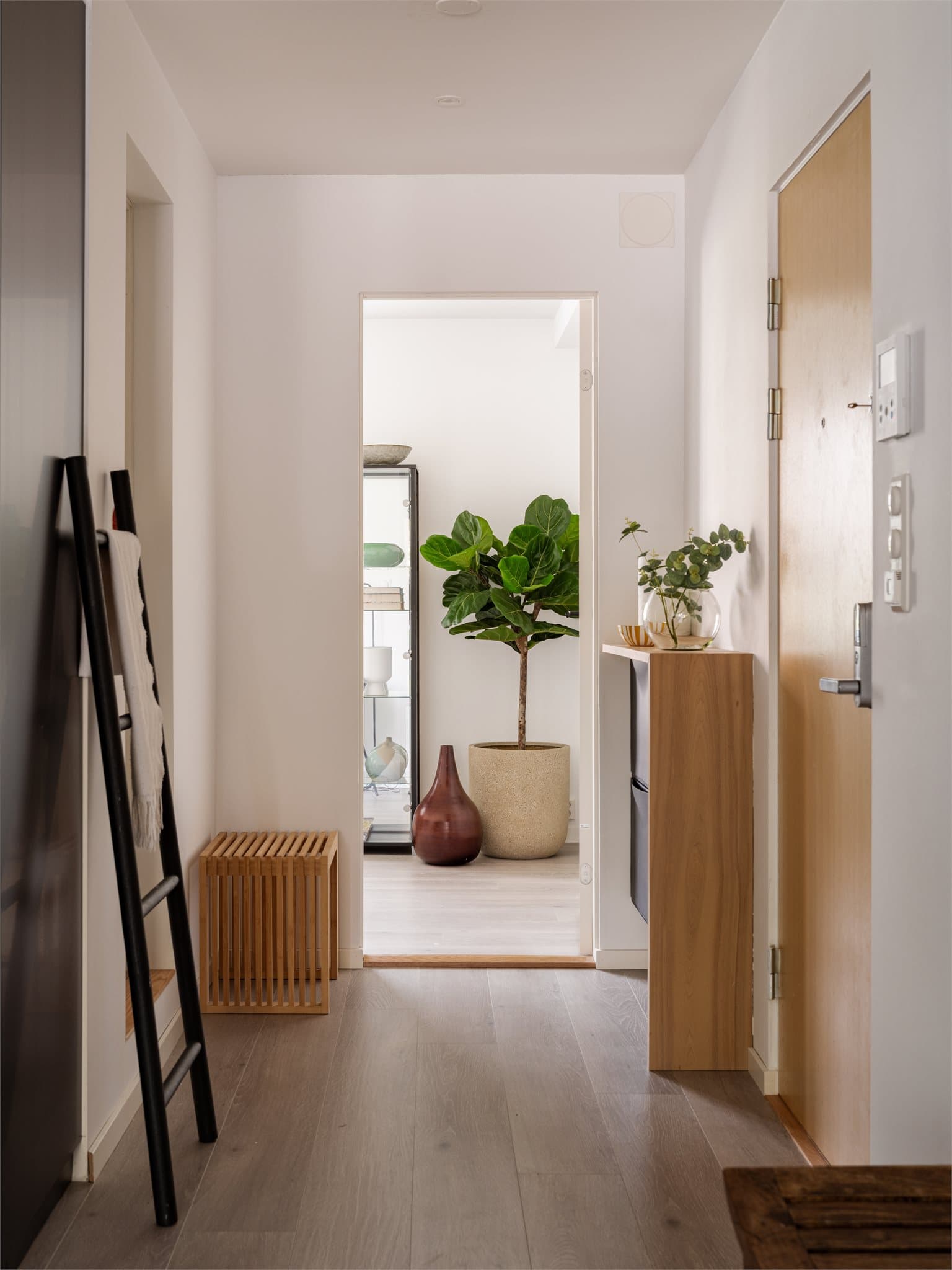 Lys og innbydende entré med gode muligheter for oppbevaring av sko og yttertøy. Downlights i tak gir et moderne preg og god belysning.