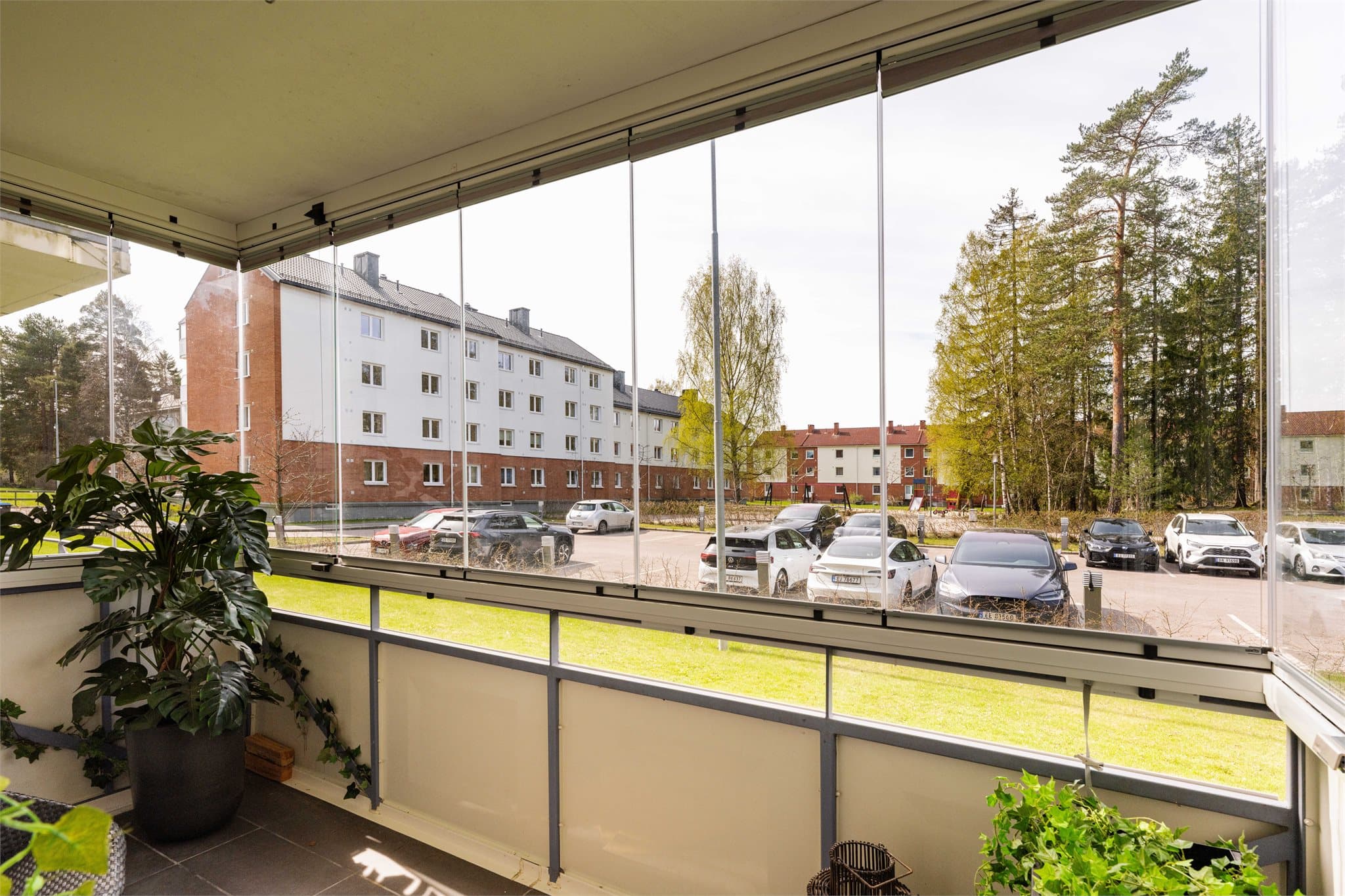 Her er det plass til sittemøbler, og innglassingen gjør at du kan nyte uteplassen i både vår-, sommer- og høstsesong.