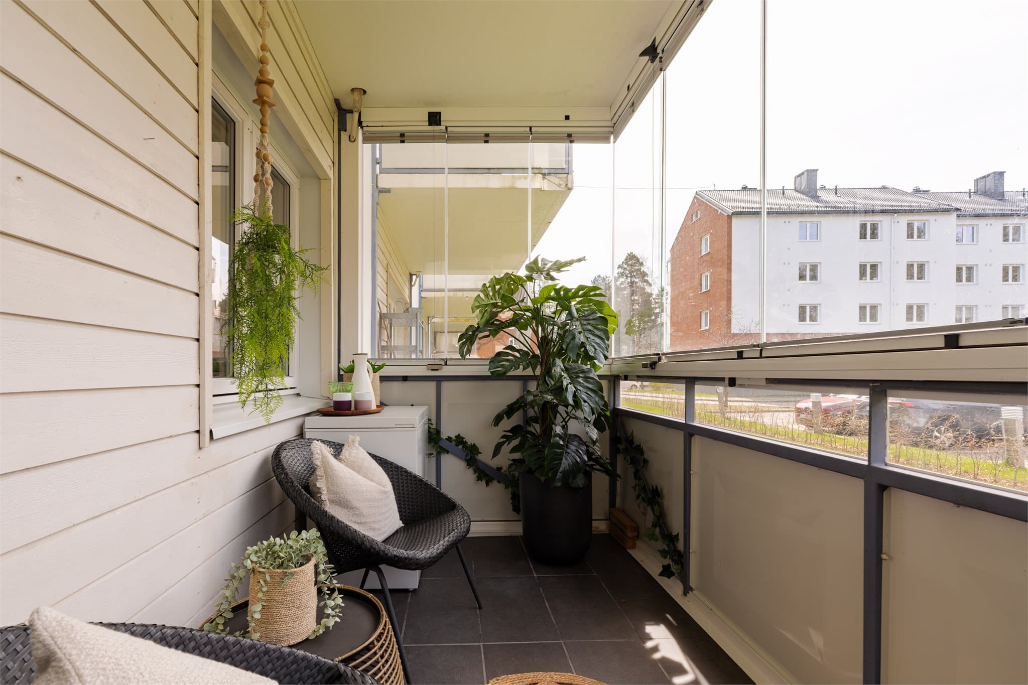 Boligen fremstår som en romslig og funksjonell, og fra stuen er det utgang til en innglasset balkong på ca. 8m².