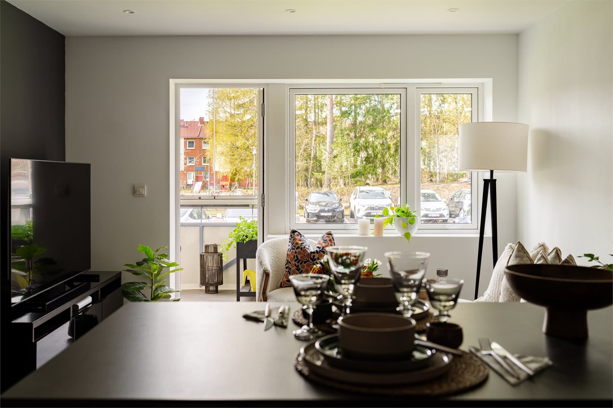Downlights i taket gir en jevn og behagelig belysning i den sosiale sonen.