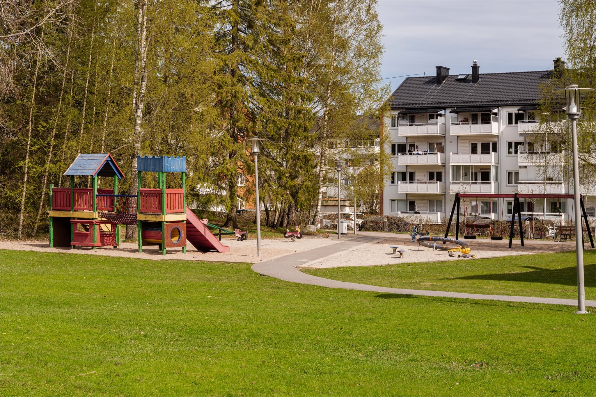 Turstier og lysløype starter i umiddelbar nærhet, med enkel tilgang til Østmarka.