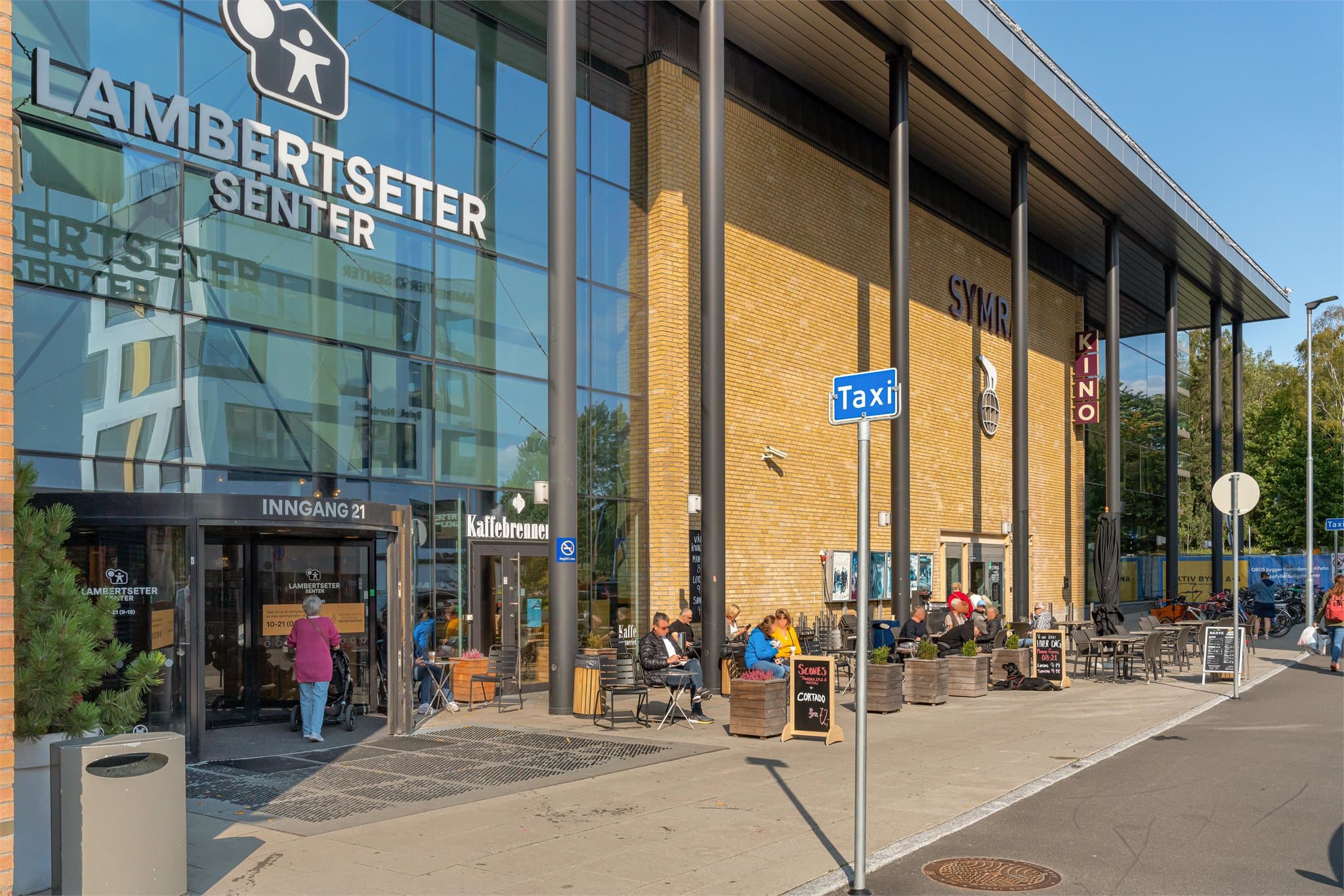 Lambertseter senter ligger i kort avstand fra boligen og tilbyr et bredt utvalg av butikker og servicetilbud, blant annet Meny, vinmonopol, apotek, jernvarehandel, kles- og interiørbutikker, bibliotek og flere spisesteder.