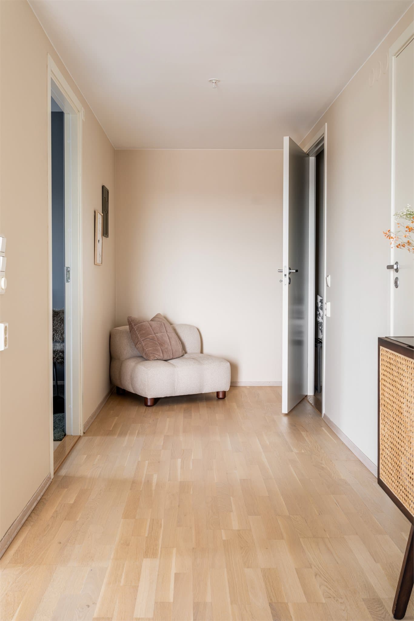 Romslig gang som binder rommene i boligen sammen.