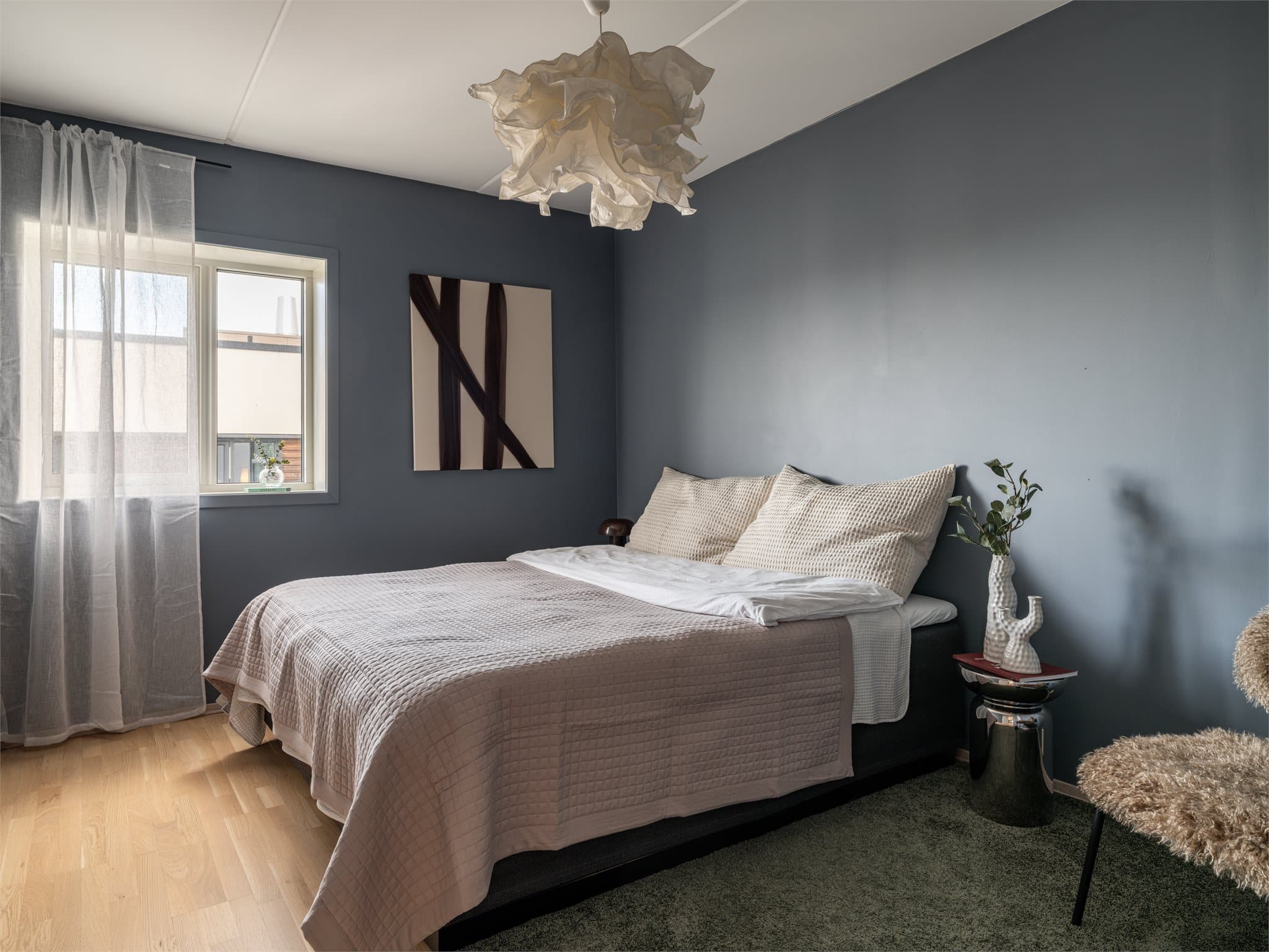 Vi går videre til hovedsoverommet, som har god plass til dobbeltseng.