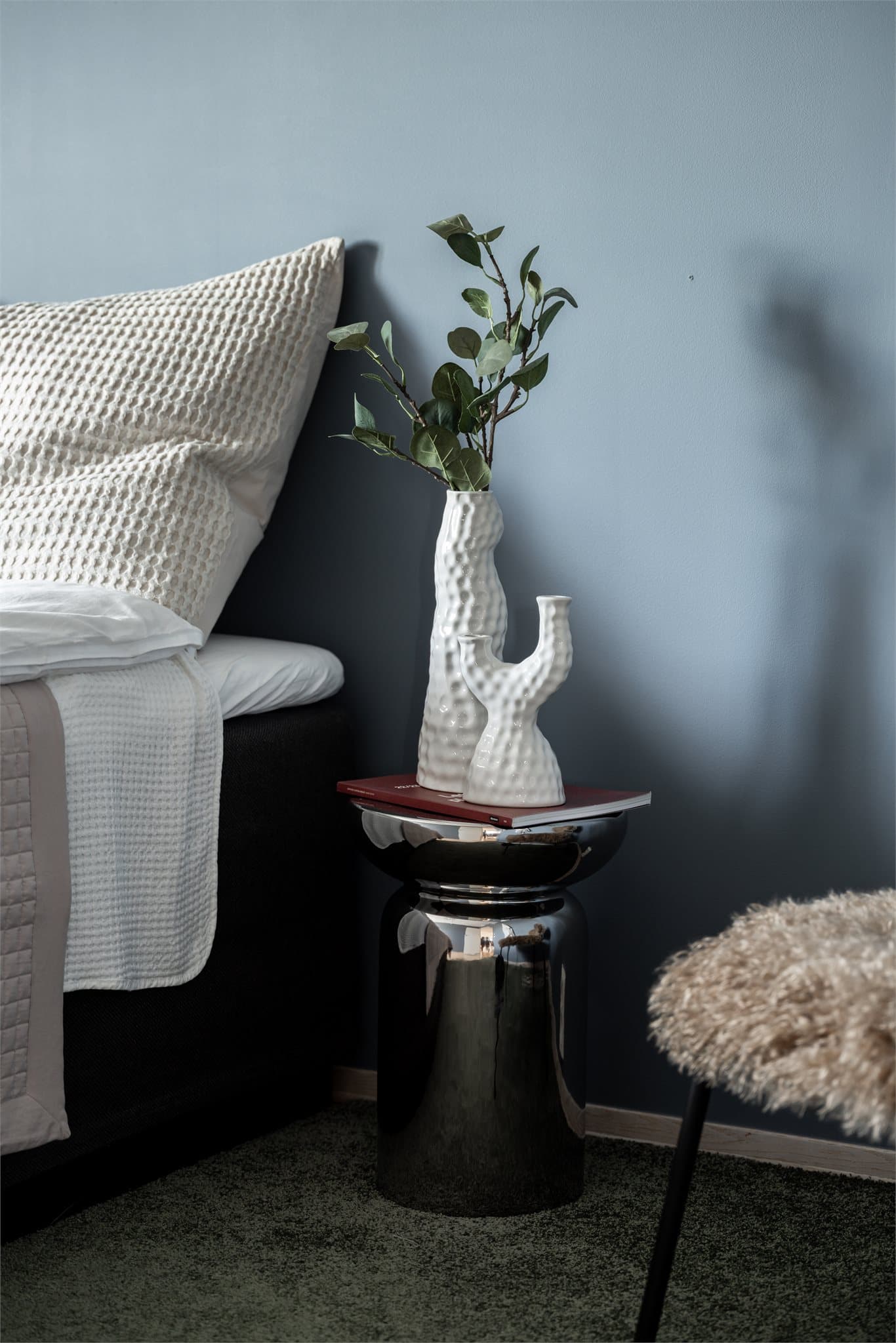 Hovedsoverommet er malt i fargen "Jotun Kveldshimmel" som gir en lun stemning