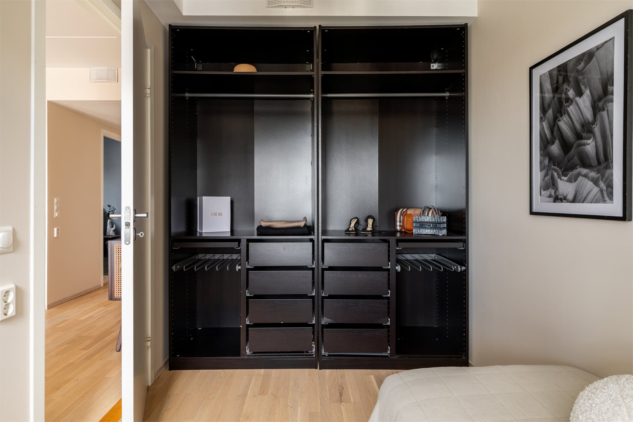 Garderobeskapet gir rikelig med oppbevaringsplass.