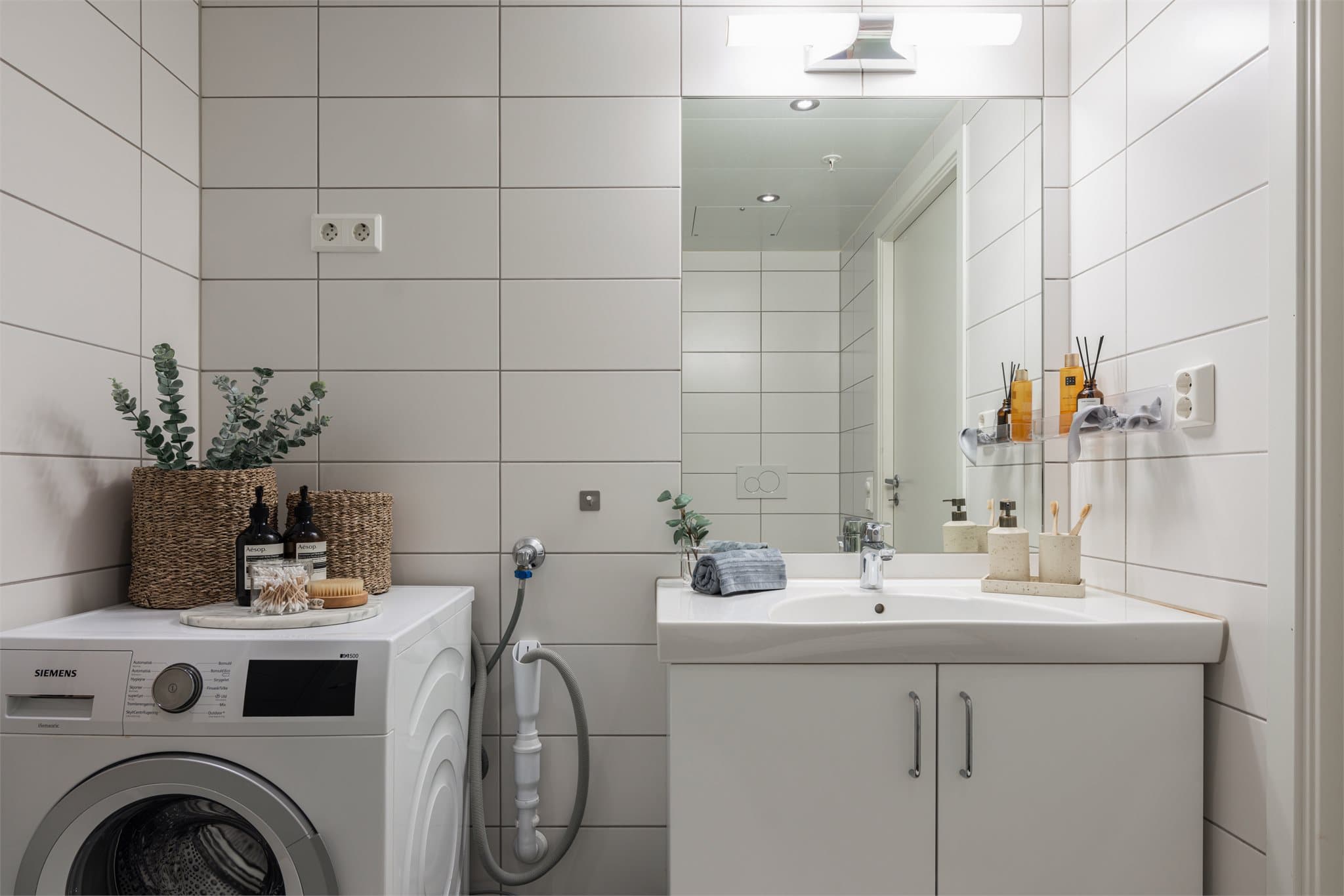 Her er det gulvvarme, downlights i taket og opplegg for vaskemaskin.