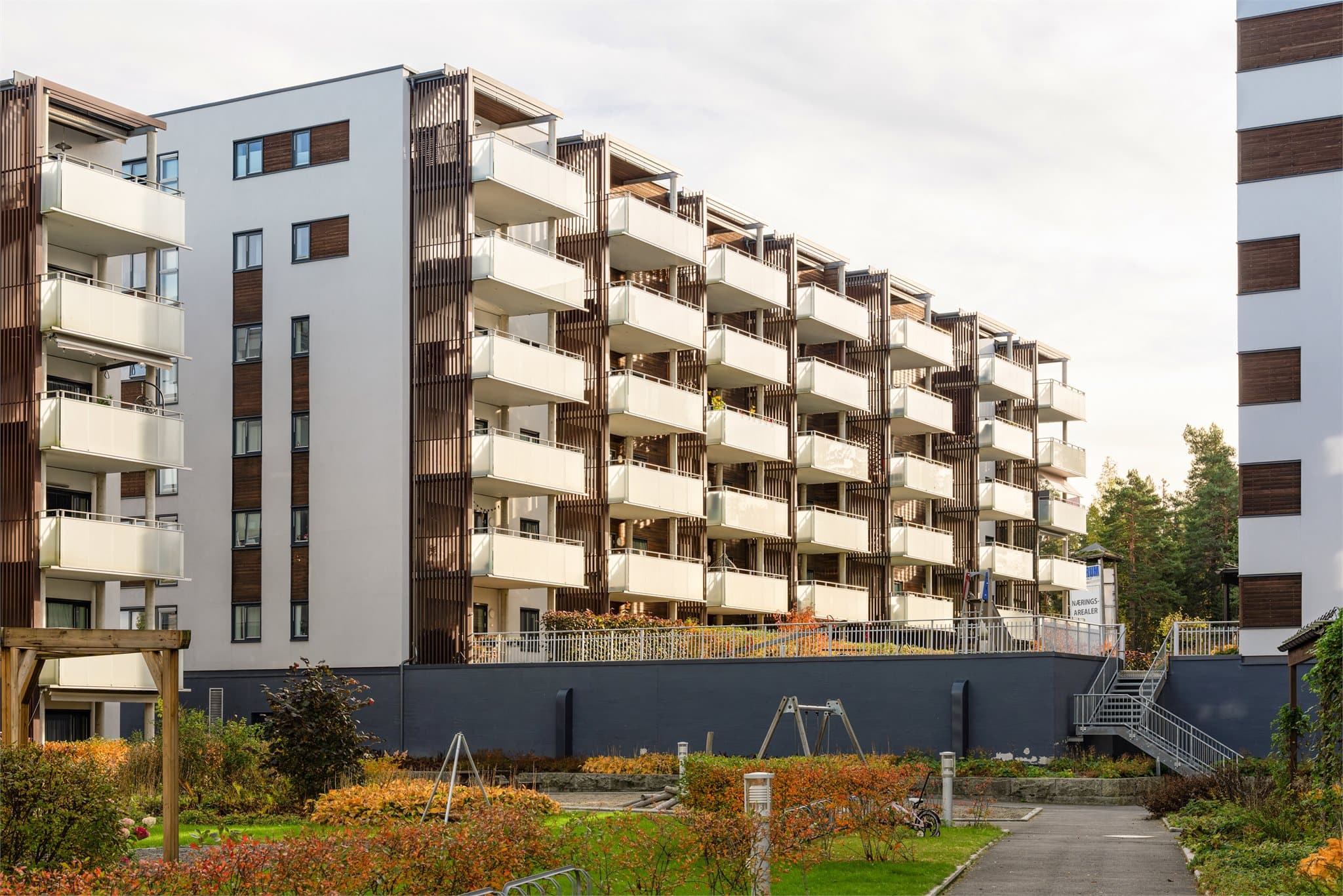 Tilbake utendørs ser vi bygget fra 2017, med en moderne fasade.