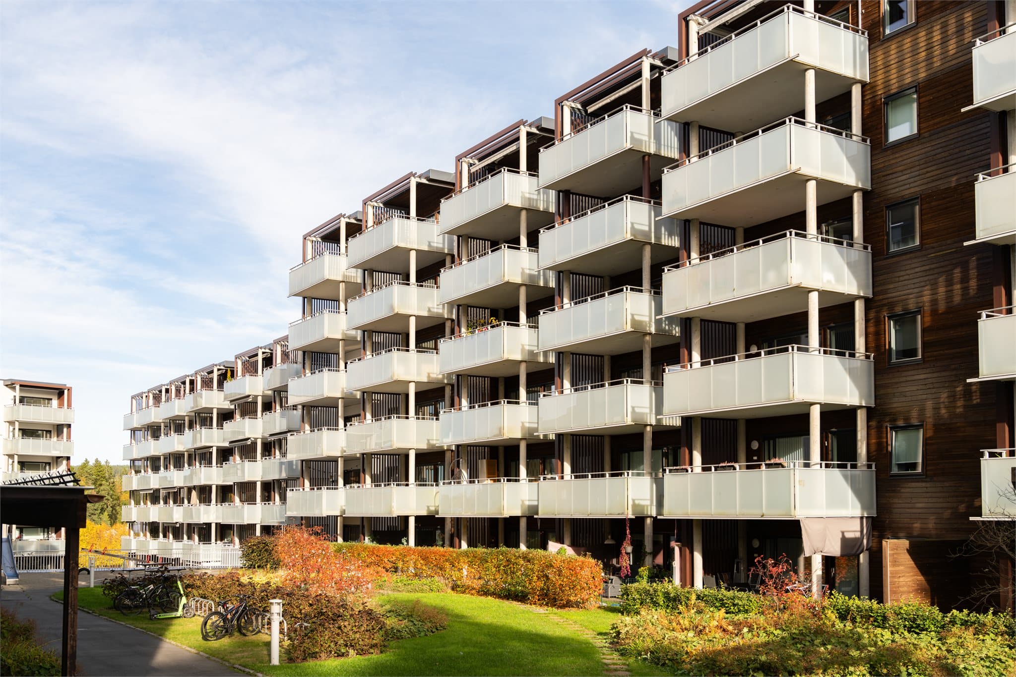 Fasaden har en kombinasjon av tegl, puss og platekledning.