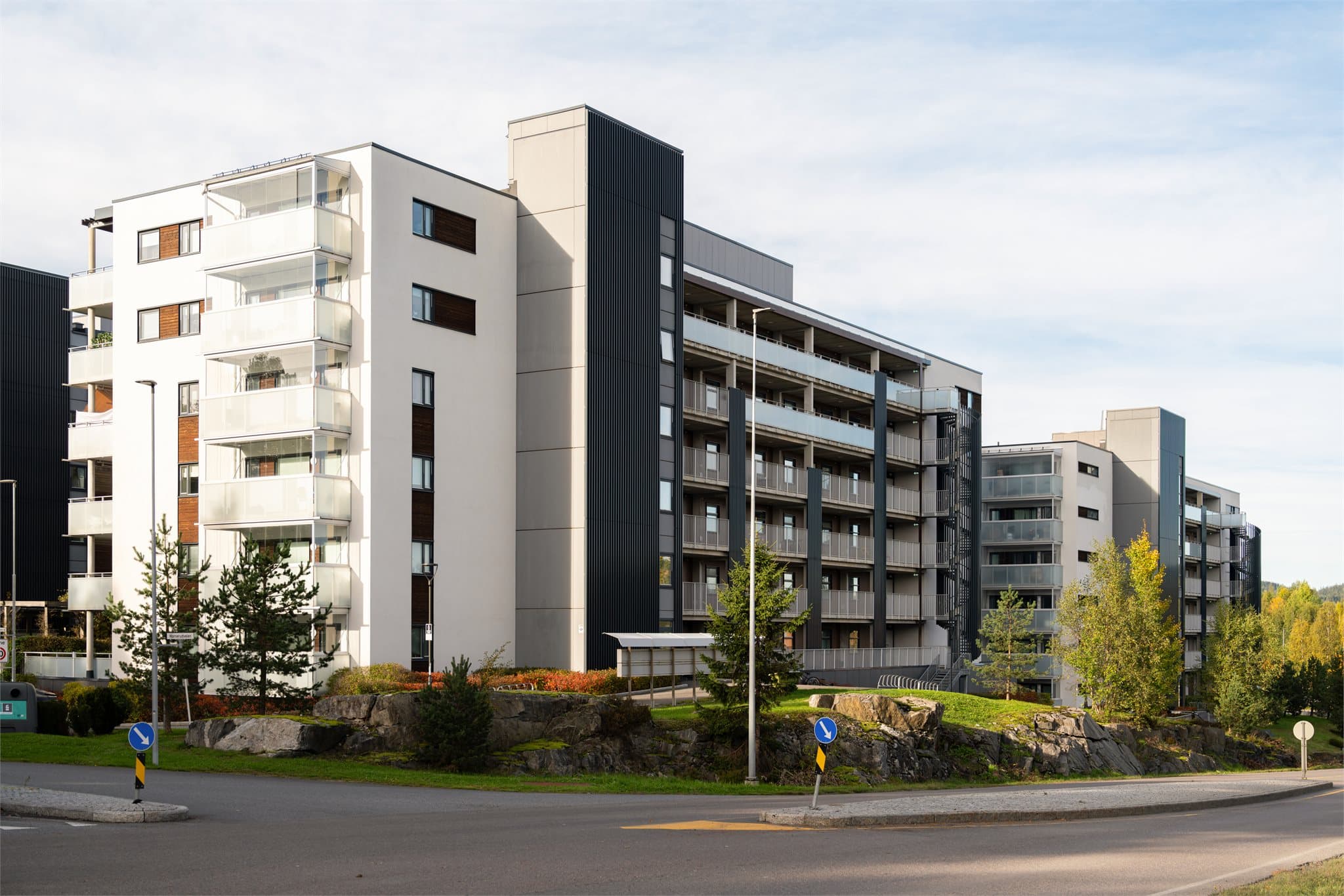 Nærmeste bussholdeplass, Snorres vei, ligger kun to minutters gange unna.