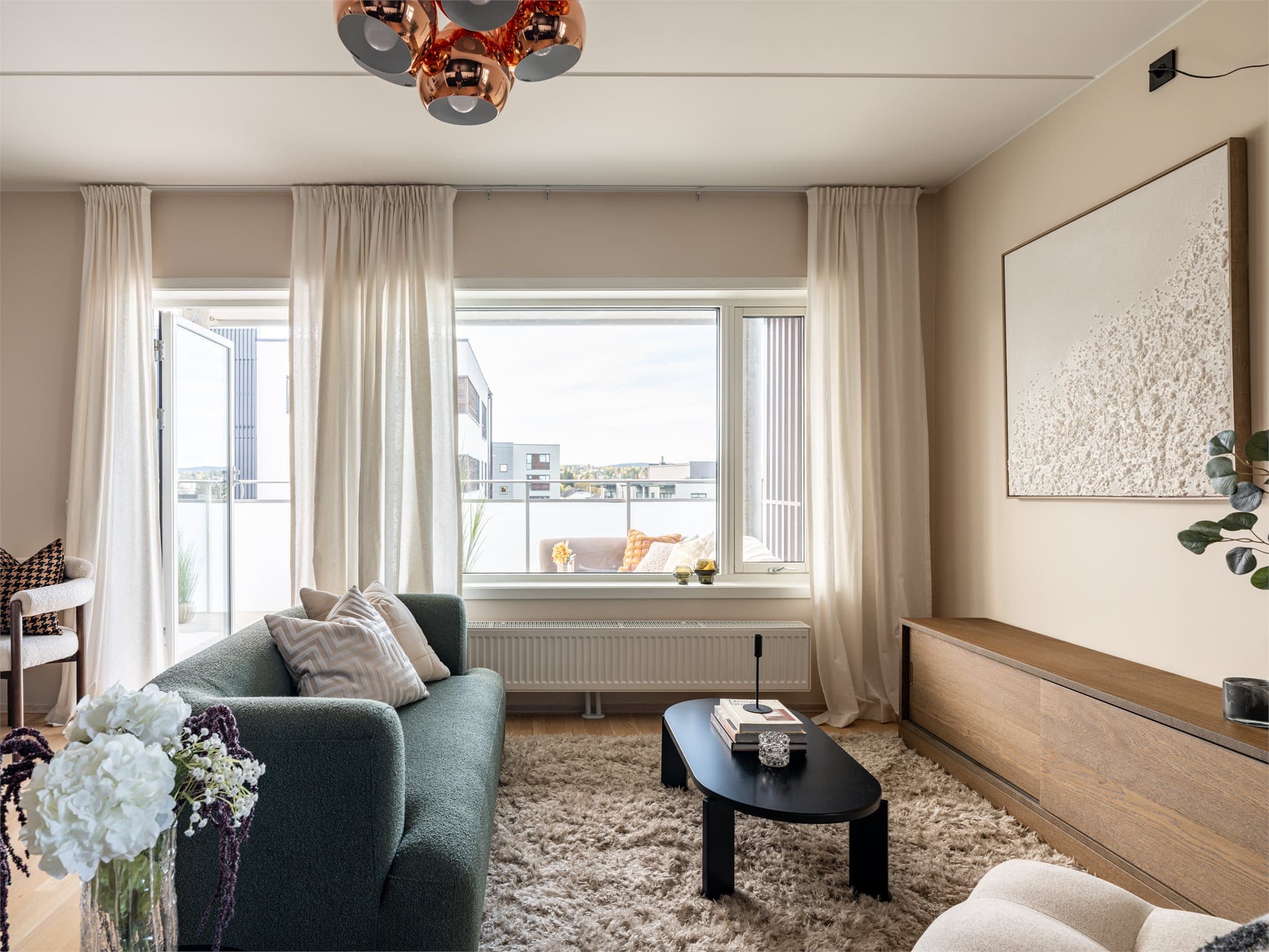 Direkte utgang til den store balkongen fra stuen.