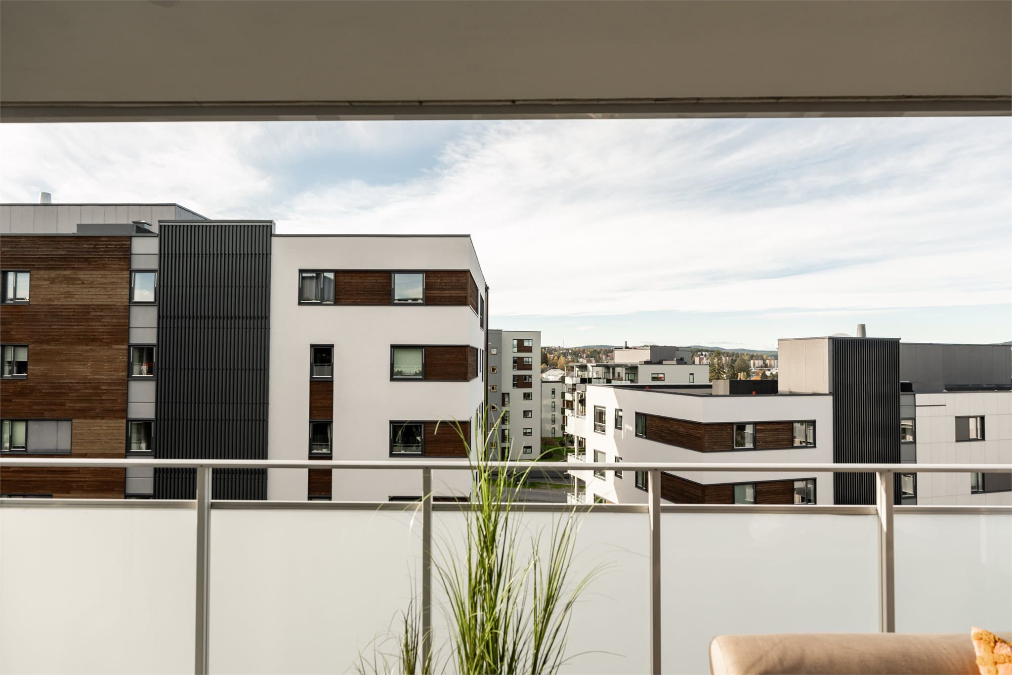 Området er rolig, med nærhet til både servicetilbud og turområder.