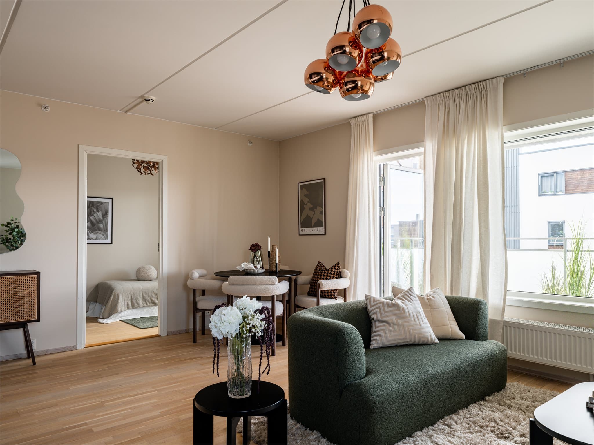 Den åpne planløsningen gir en god romfølelse og fleksible møbleringsmuligheter.