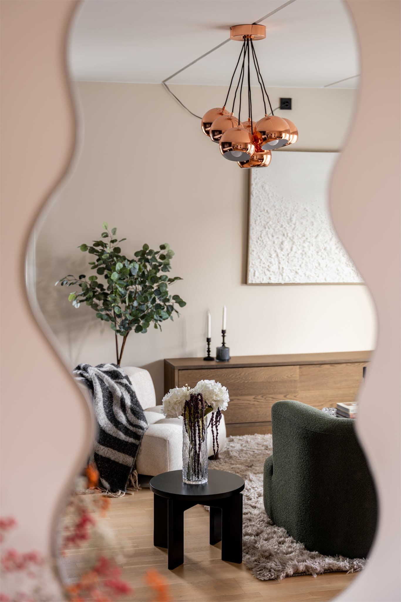 Gjennomtenkte detaljer og materialvalg skaper en helhetlig atmosfære.