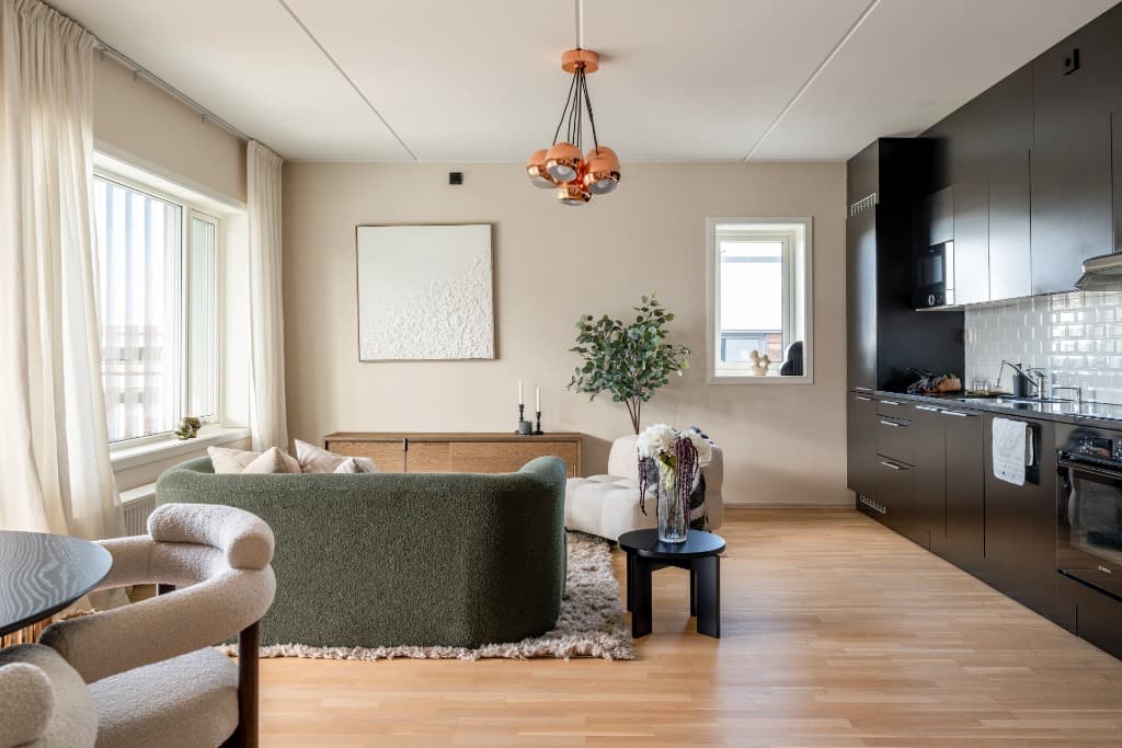 Stuen og kjøkkenet utgjør et sosialt allrom, med god plass til ulike soner.