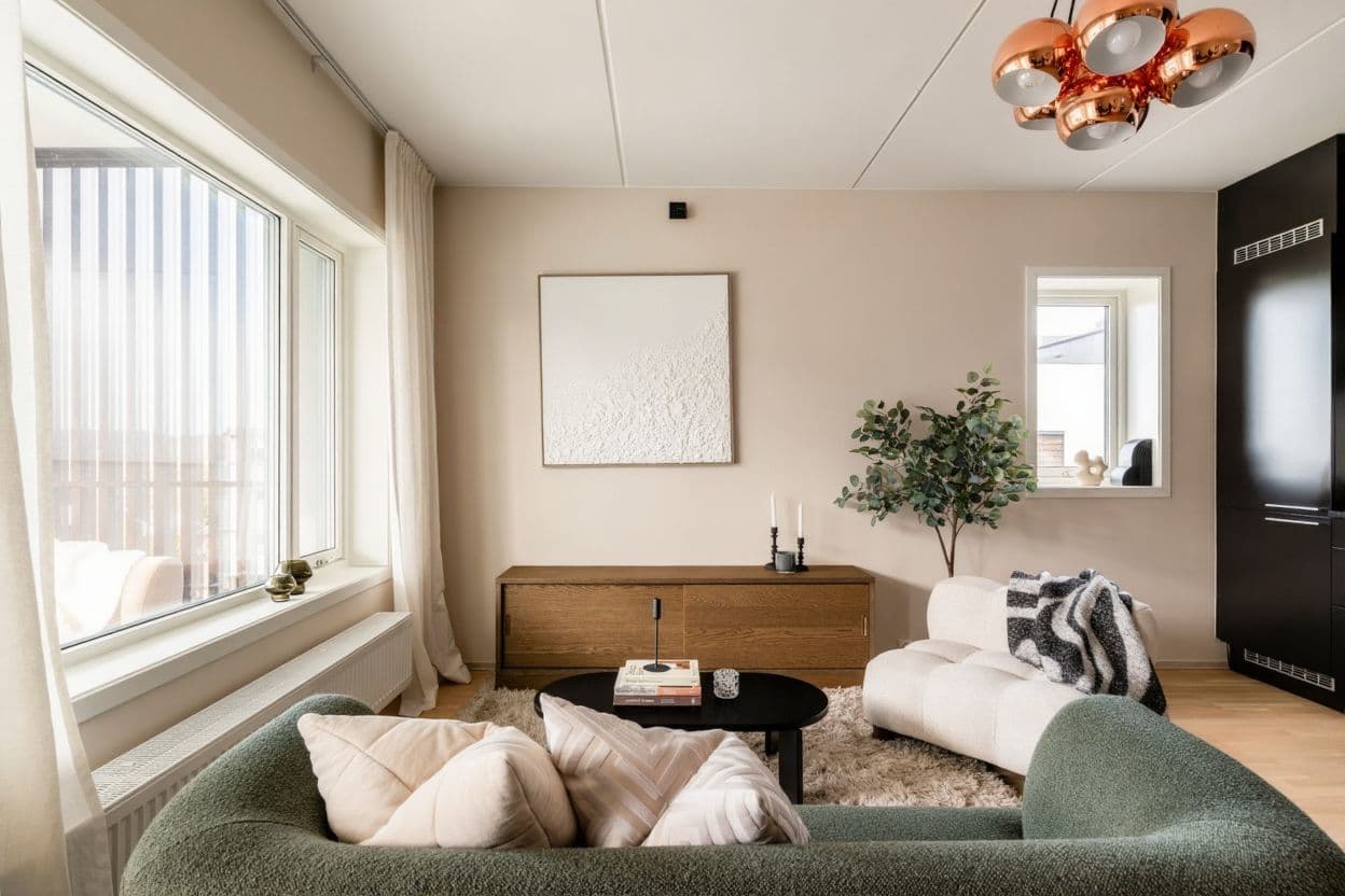 Vinduene er 3-lags isolerglass fra 2017, som sikrer god isolasjon.