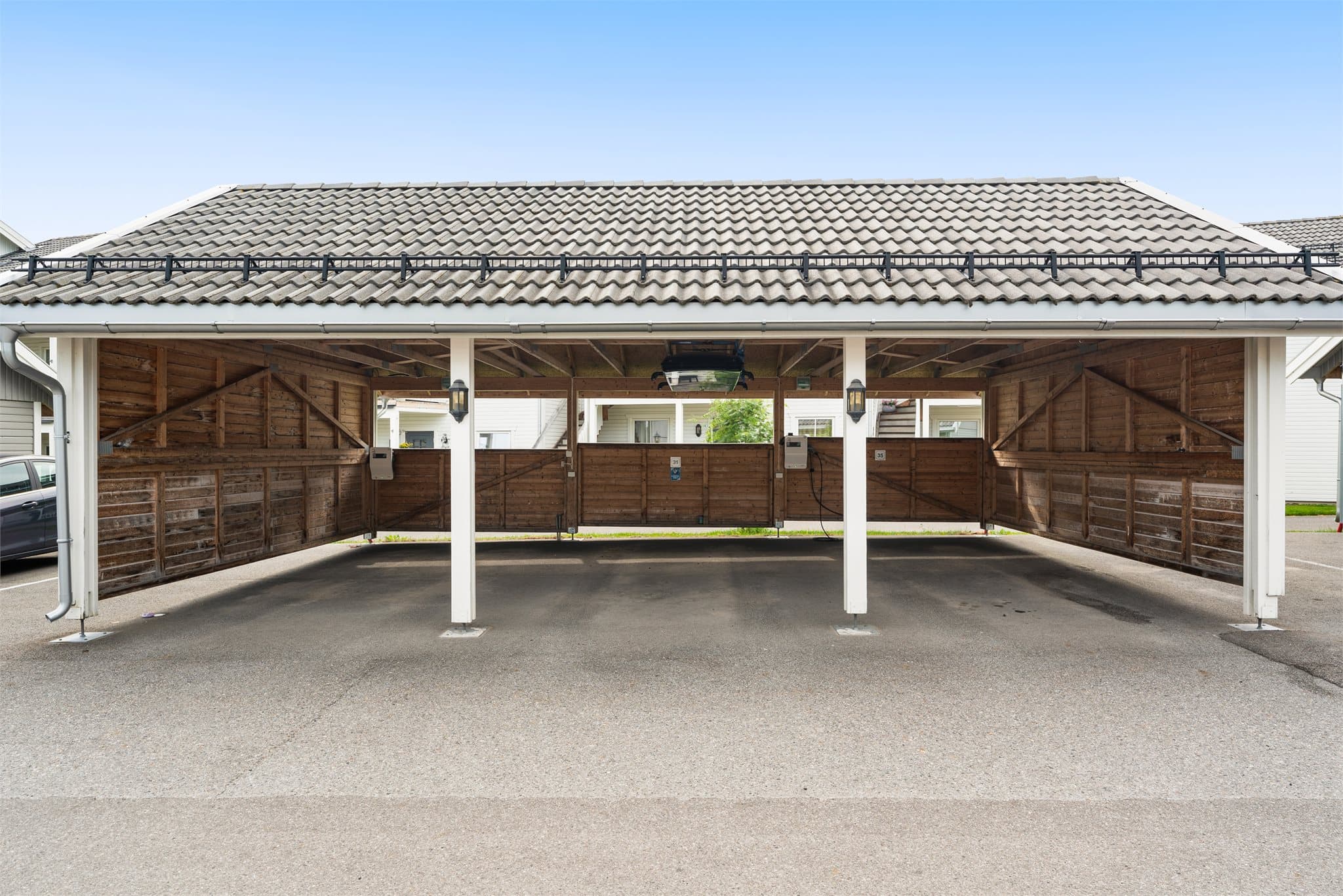 Parkering gjøres i carport.