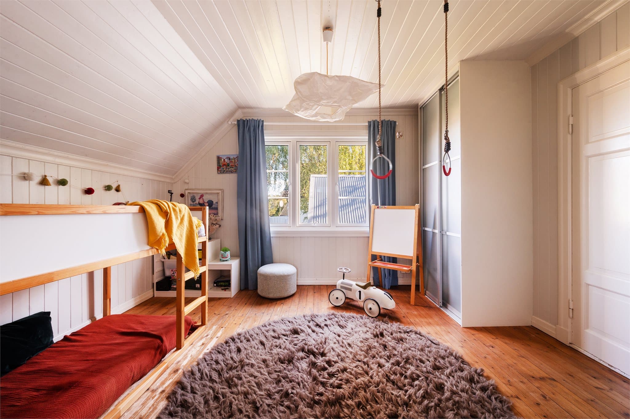 Rommet er vendt mot et rolig område.