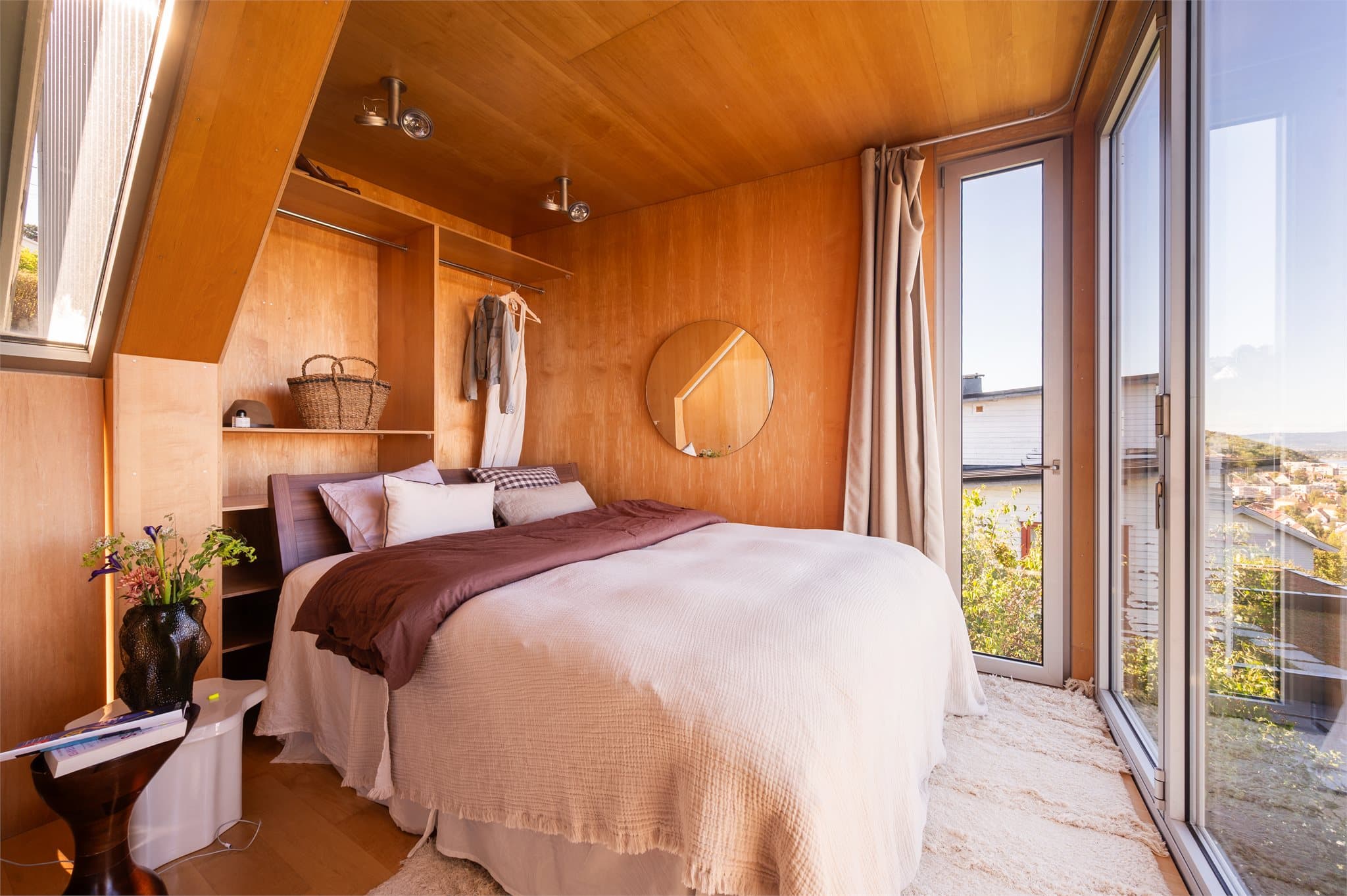 Stort hovedsoverom med fantastisk utsikt.