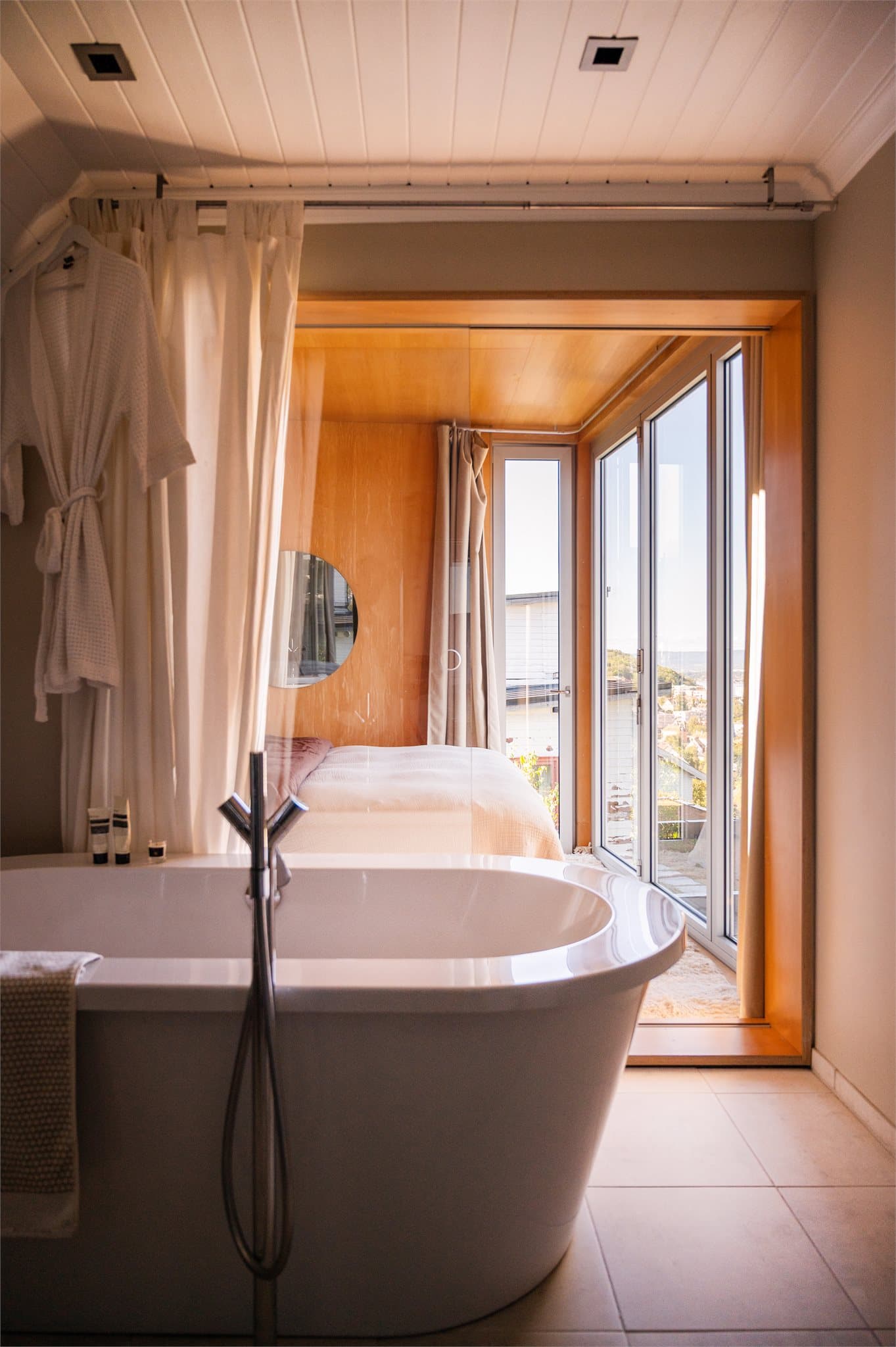 Frittstående badekar fra Philippe Starck (edition 1) med dusjarmatur fra Starck.