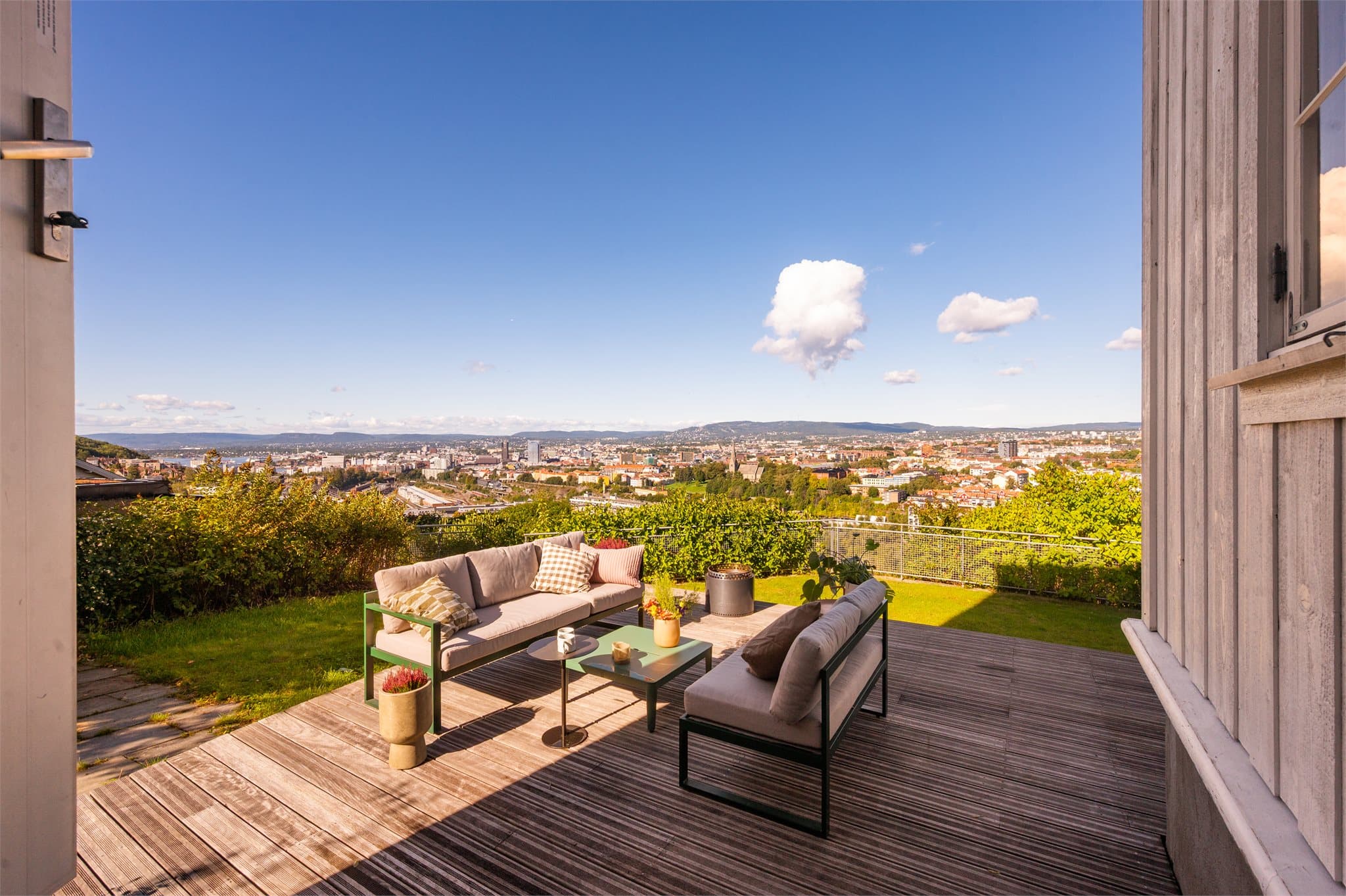 Terrasse som kombinerer gode solforhold og vakker utsikt.
