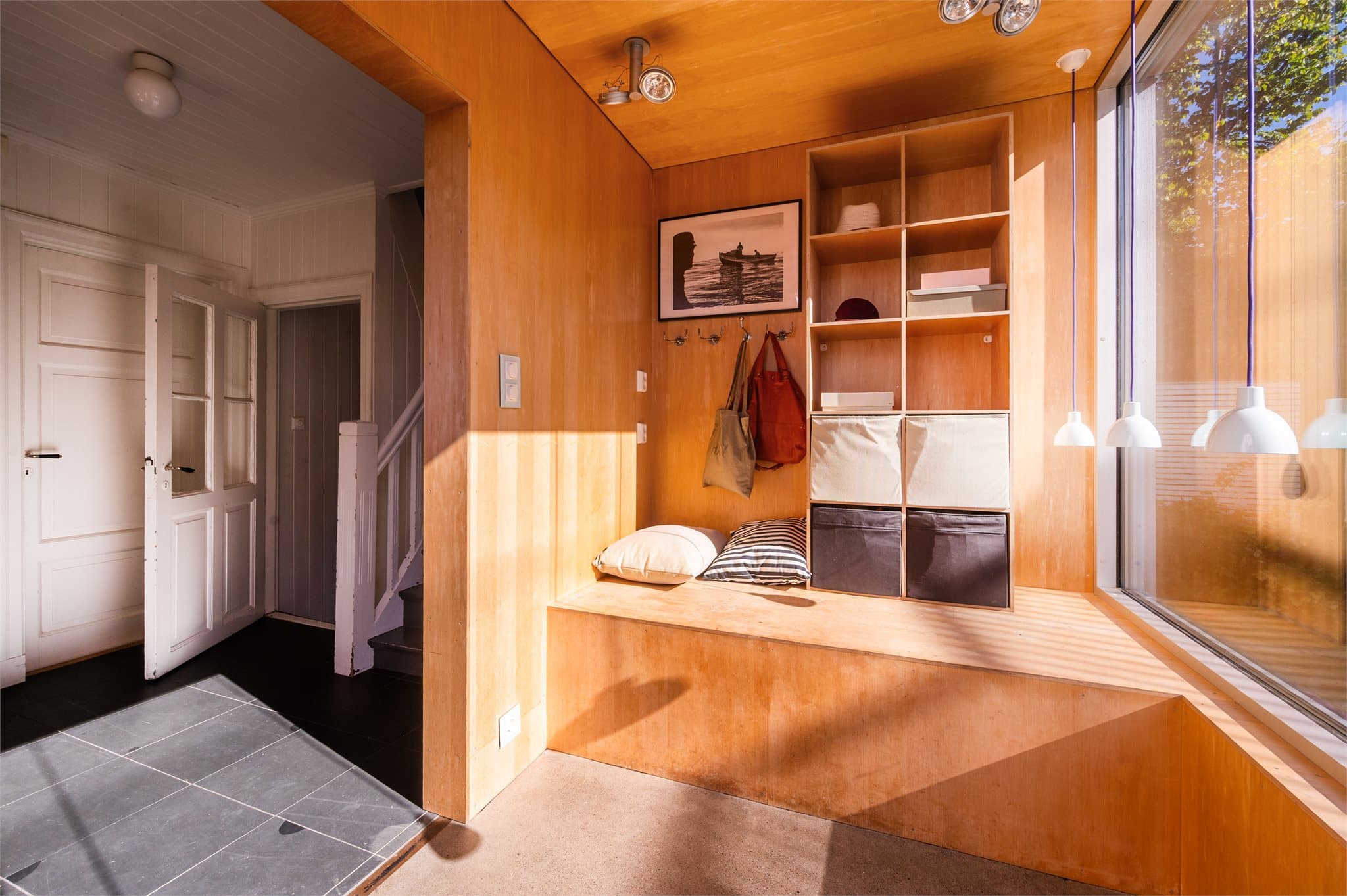 I gangen har man god plass til å henge fra seg yttertøy og sette fra seg sko.