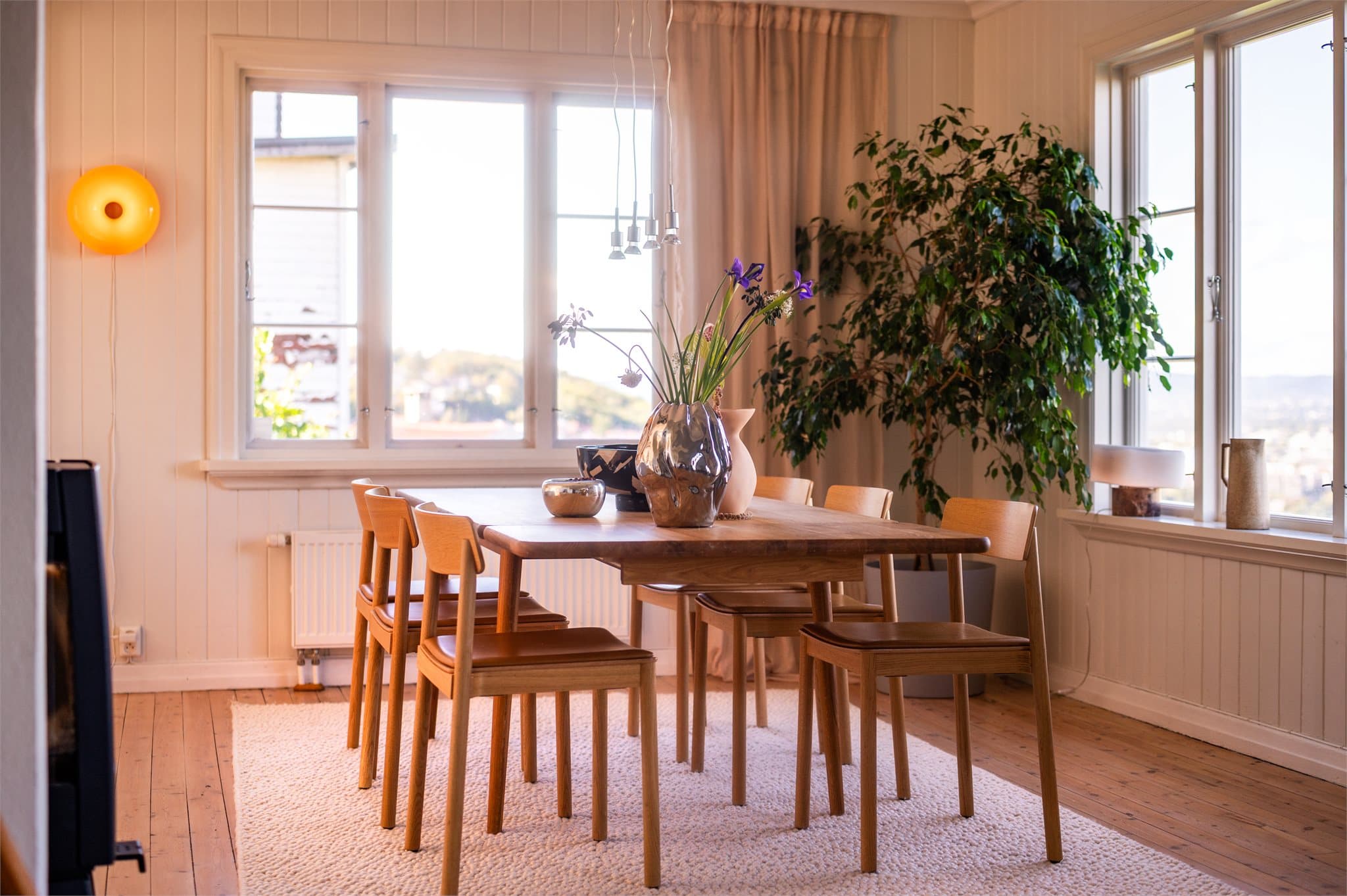 God plass til spisebord, og godt lysinnslipp fra flere himmelretninger.