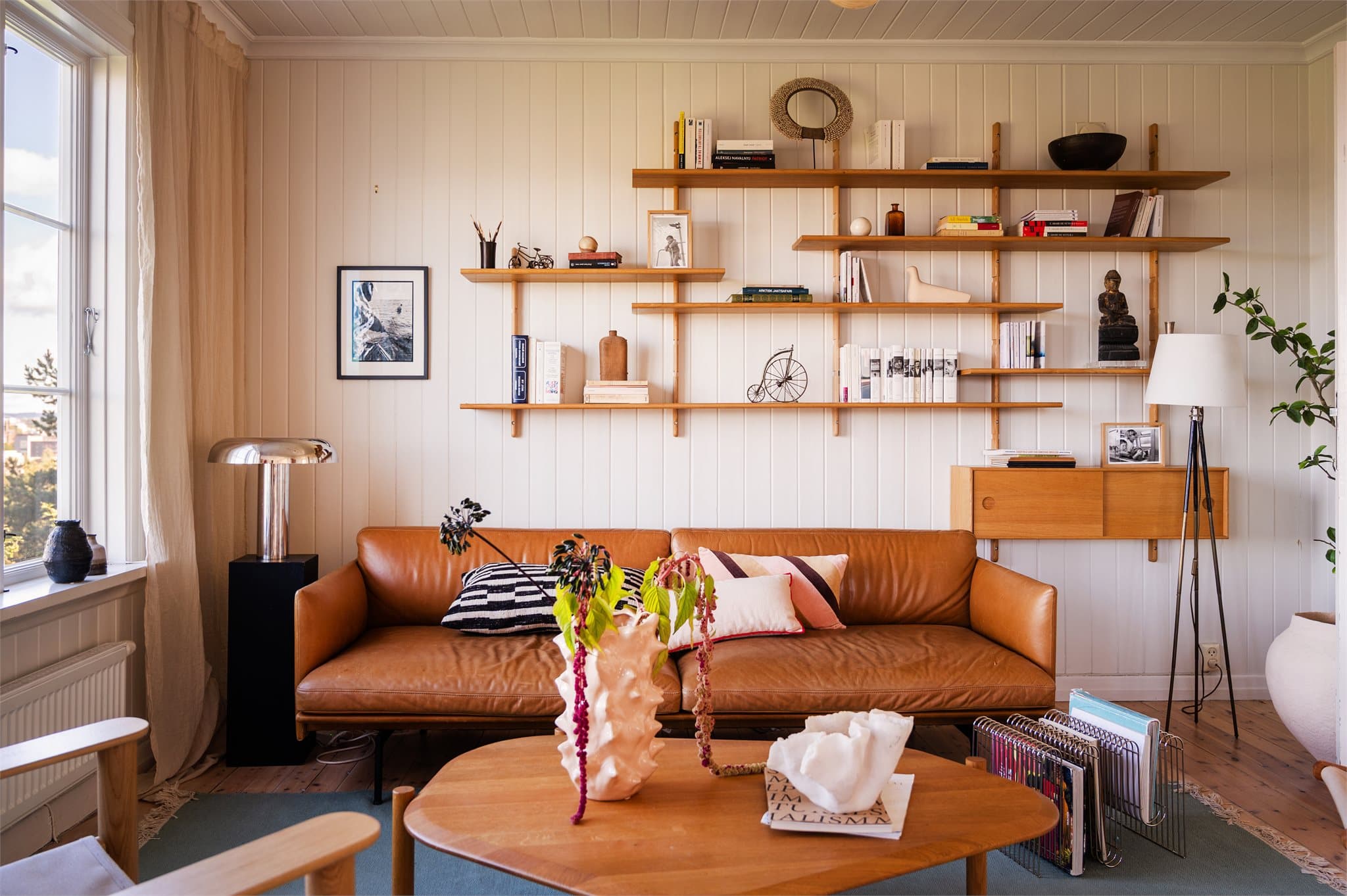 Her har du plass til sofaseksjon og tilhørende møblement.