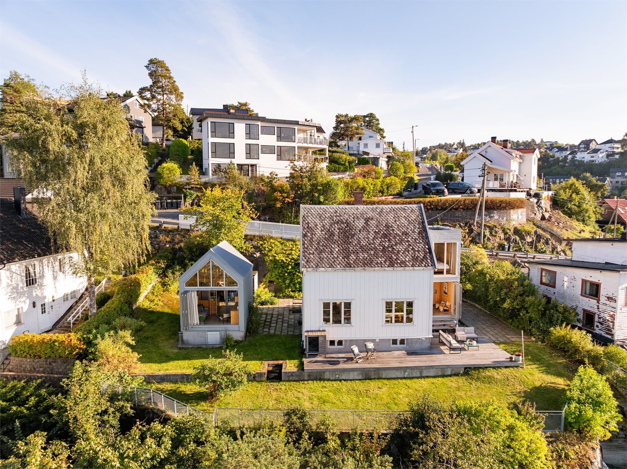 Eiendommen liggger i et trafikkskjermet villaområde med kort vei til friområder, kollektivtransport og servicetilbud.